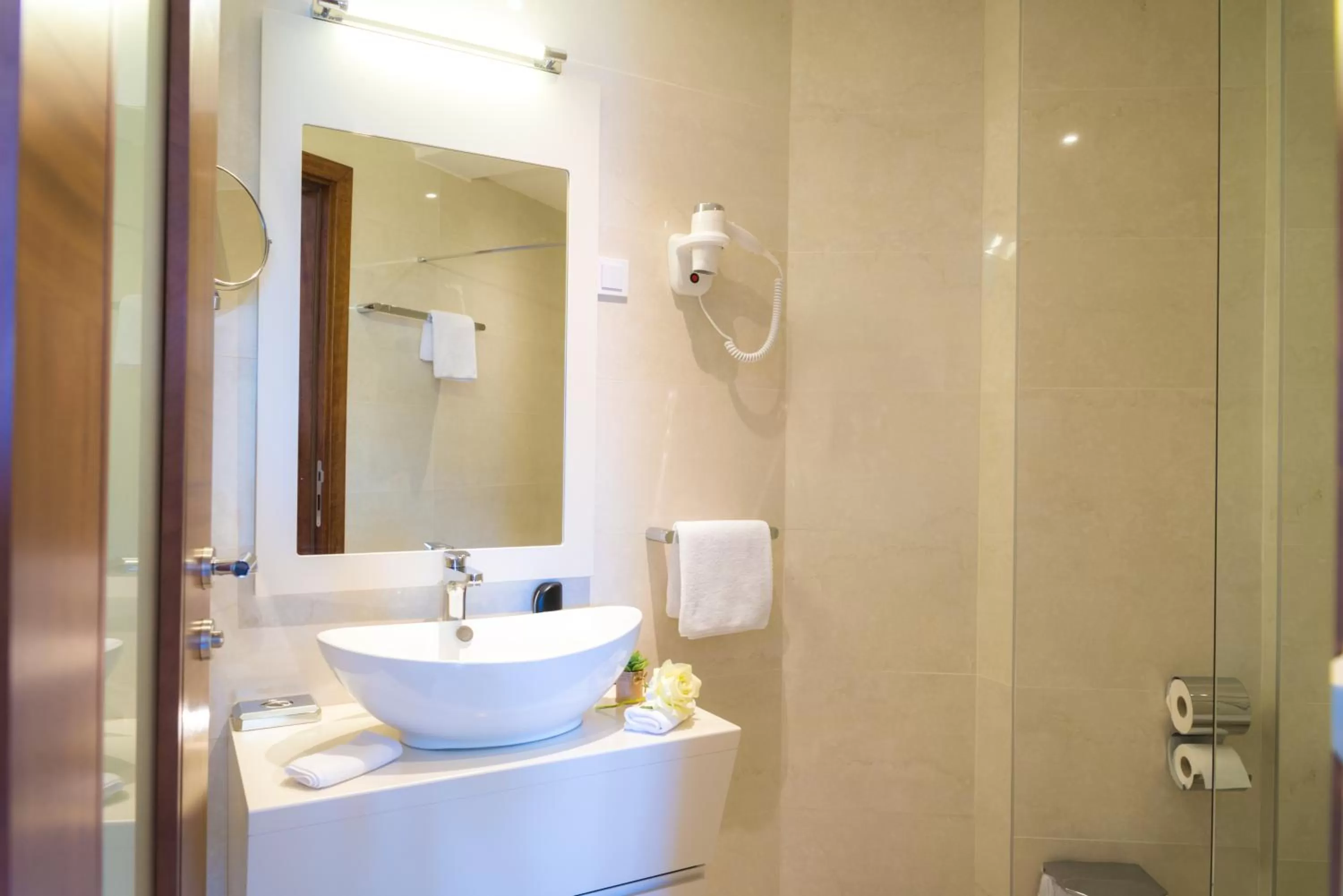 Bathroom in Hotel Kadmo by Aycon