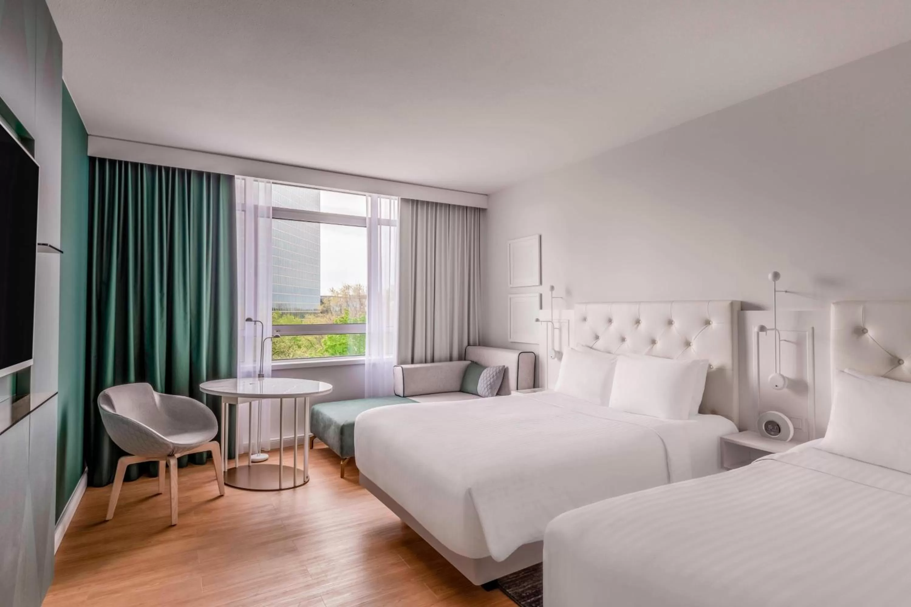 Photo of the whole room, Bed in Munich Marriott Hotel