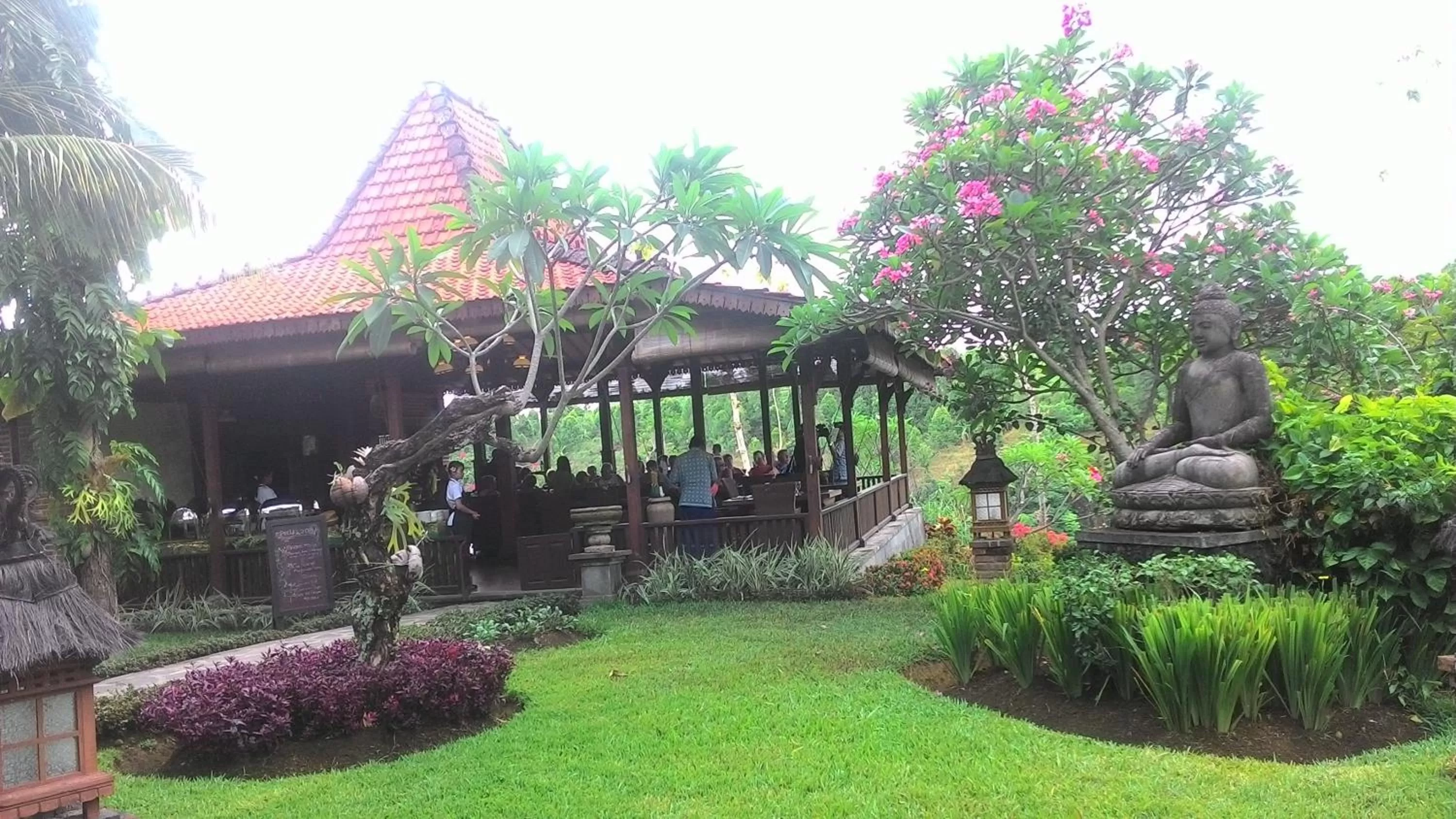 Restaurant/places to eat in Shanti Natural Panorama View Hotel