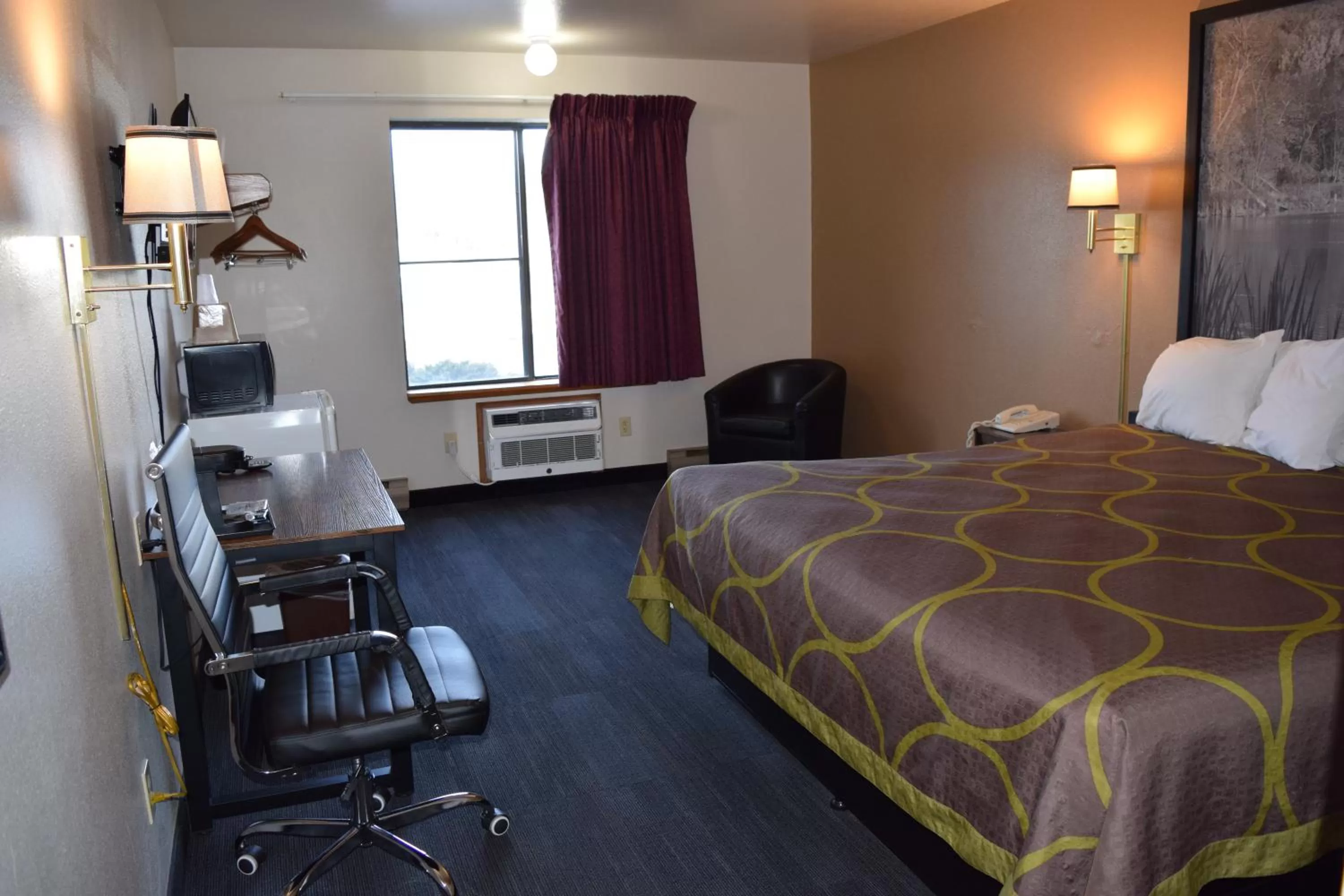 hair dresser, Bed in AmeriVu Inn and Suites Shawano WI