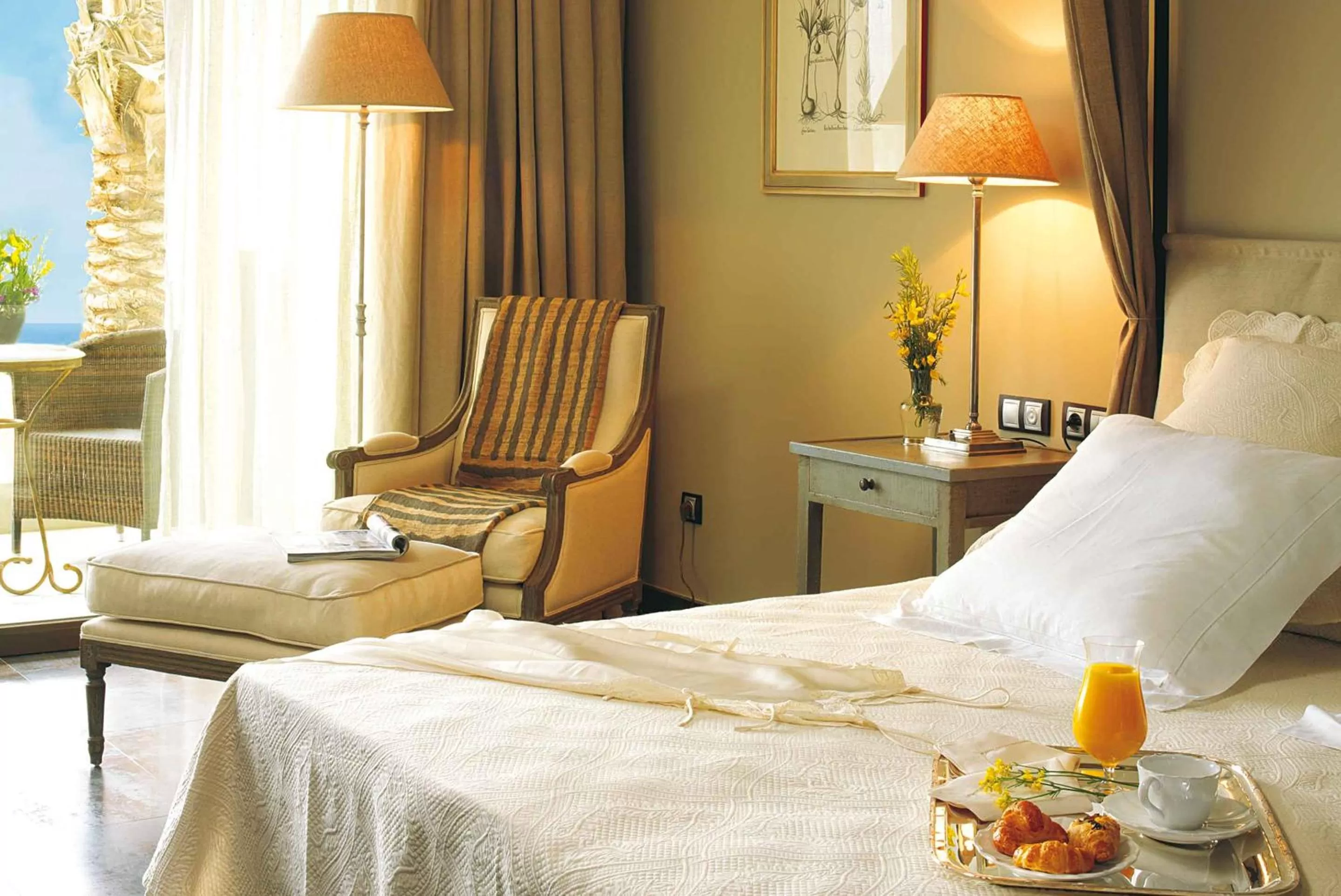 Bed in Asia Gardens Hotel & Thai Spa, a Royal Hideaway Hotel