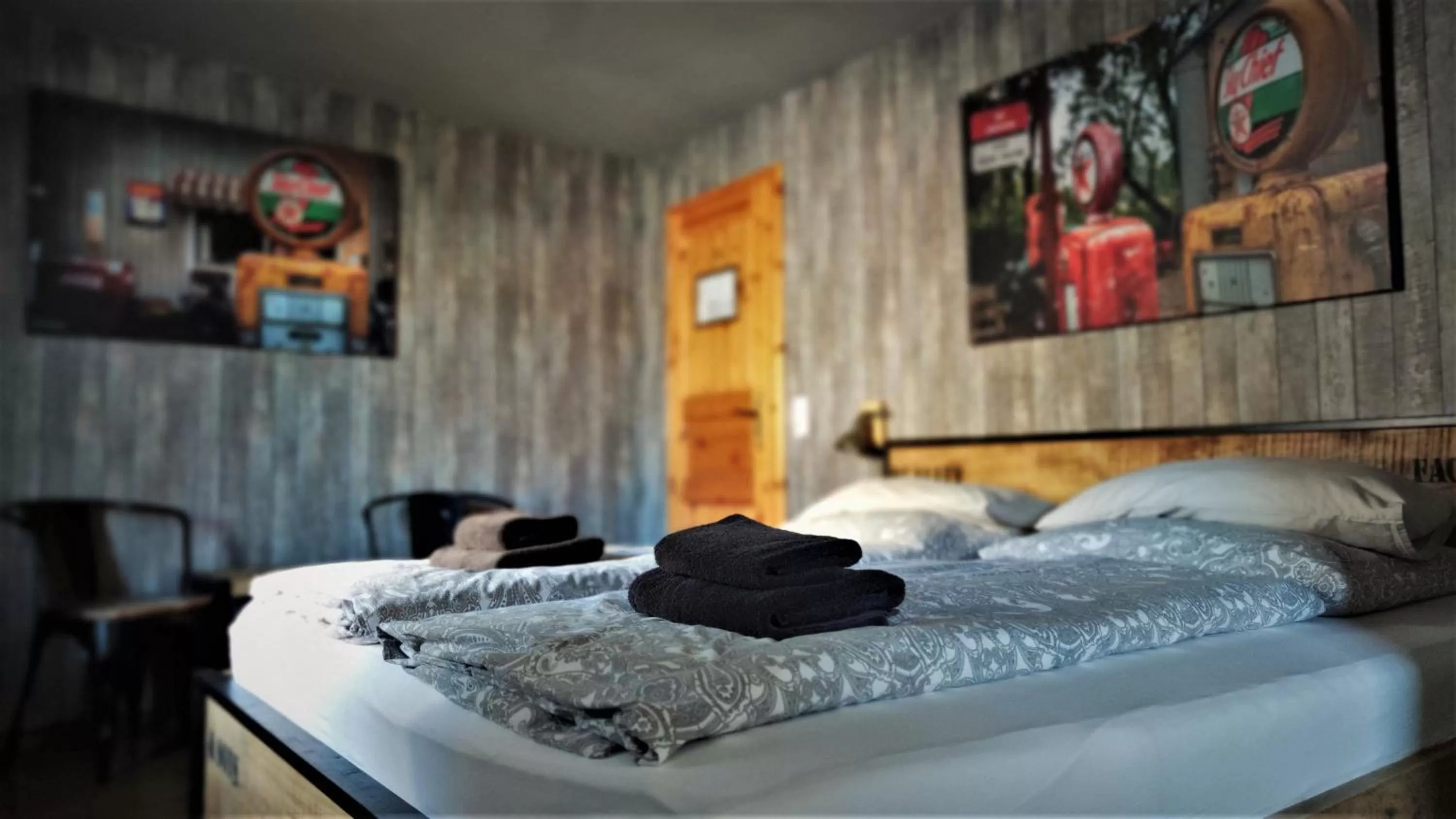 Bed in Roastineer Hotel