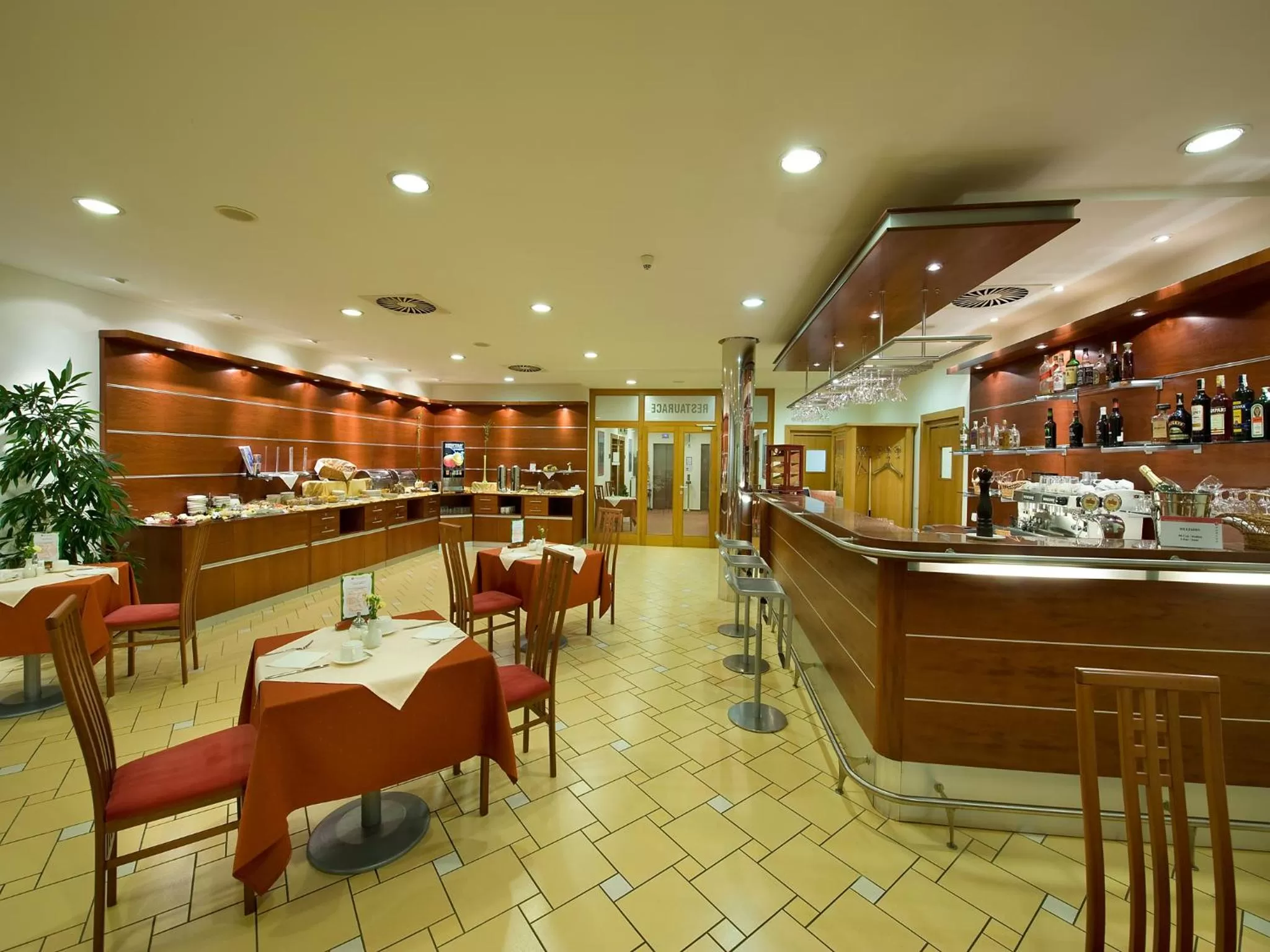 Restaurant/places to eat in Ramada Airport Hotel Prague