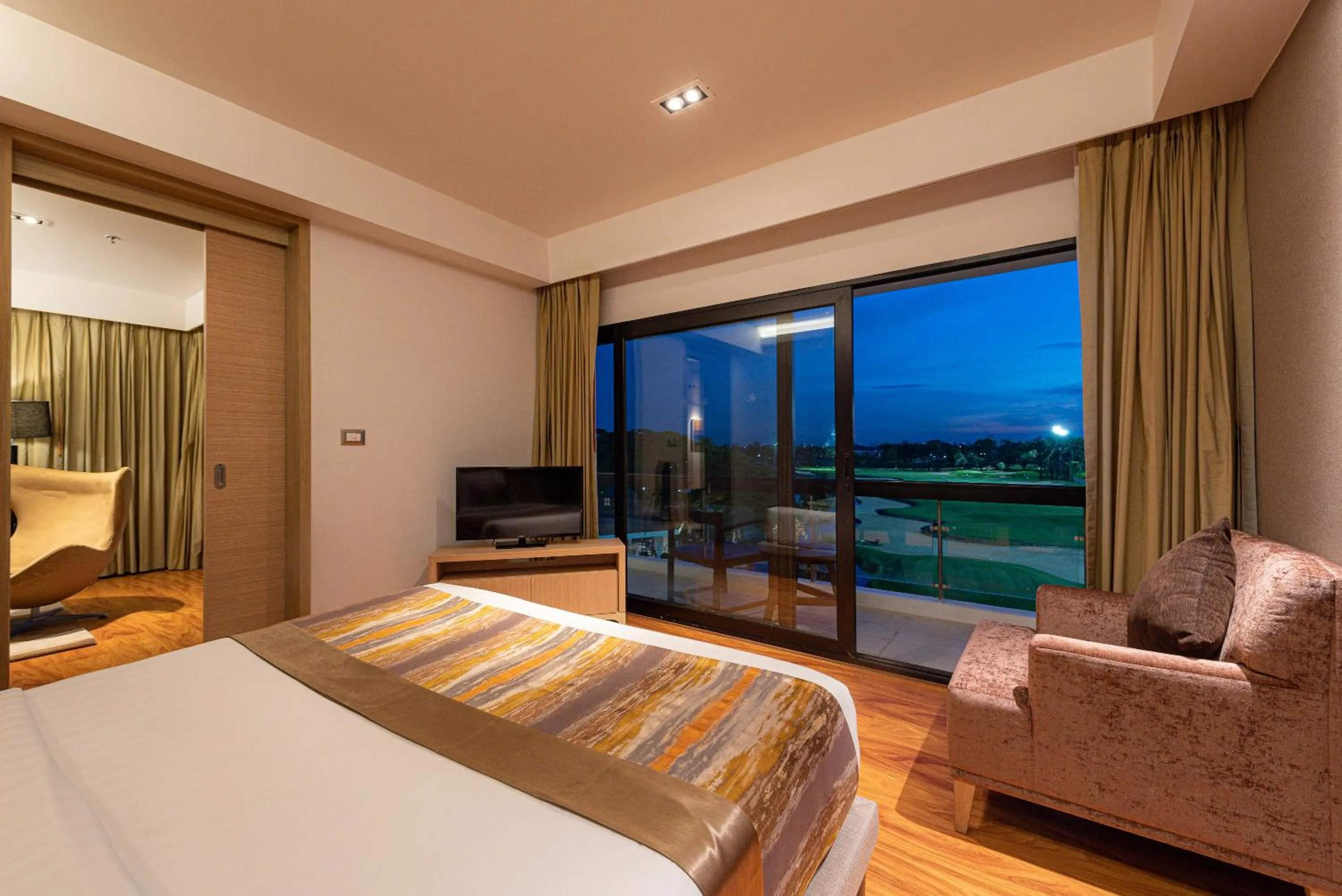 Seating area, Bed in Summit Windmill Golf Suite Hotel at Suvarnabhumi