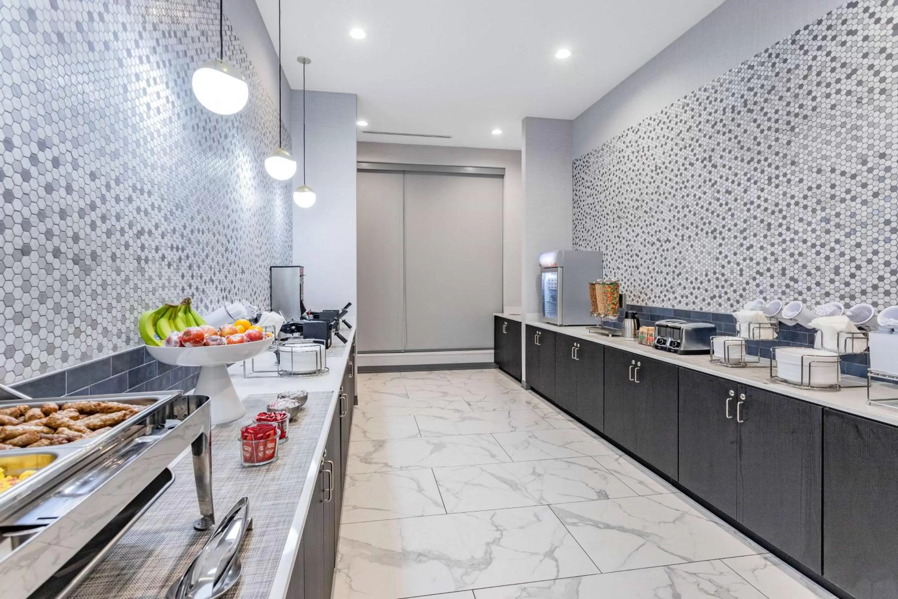 Breakfast in LaQuinta Suites by Wyndham South Bend Notre Dame Area