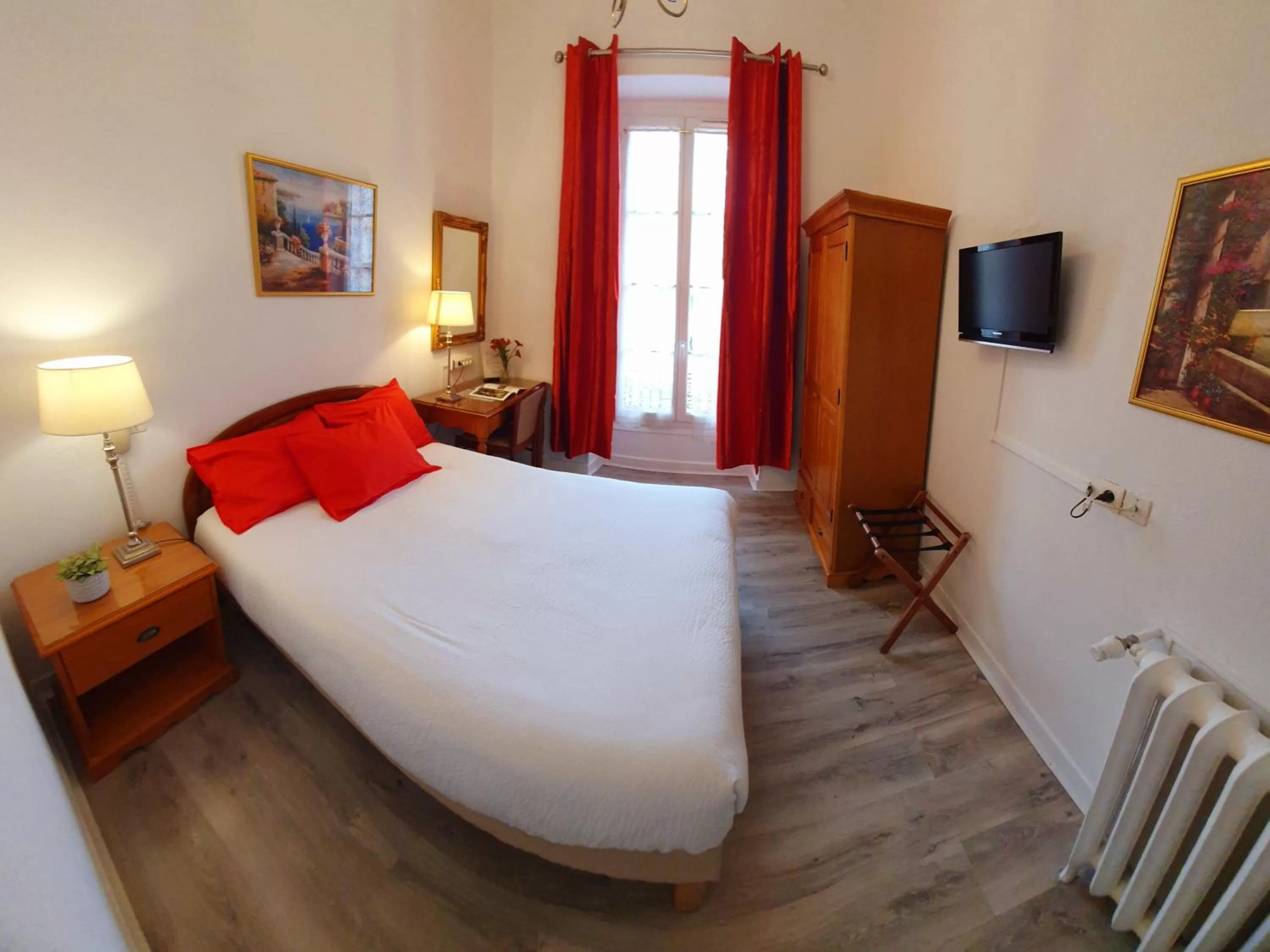 Property building, Bed in Hôtel Richelieu