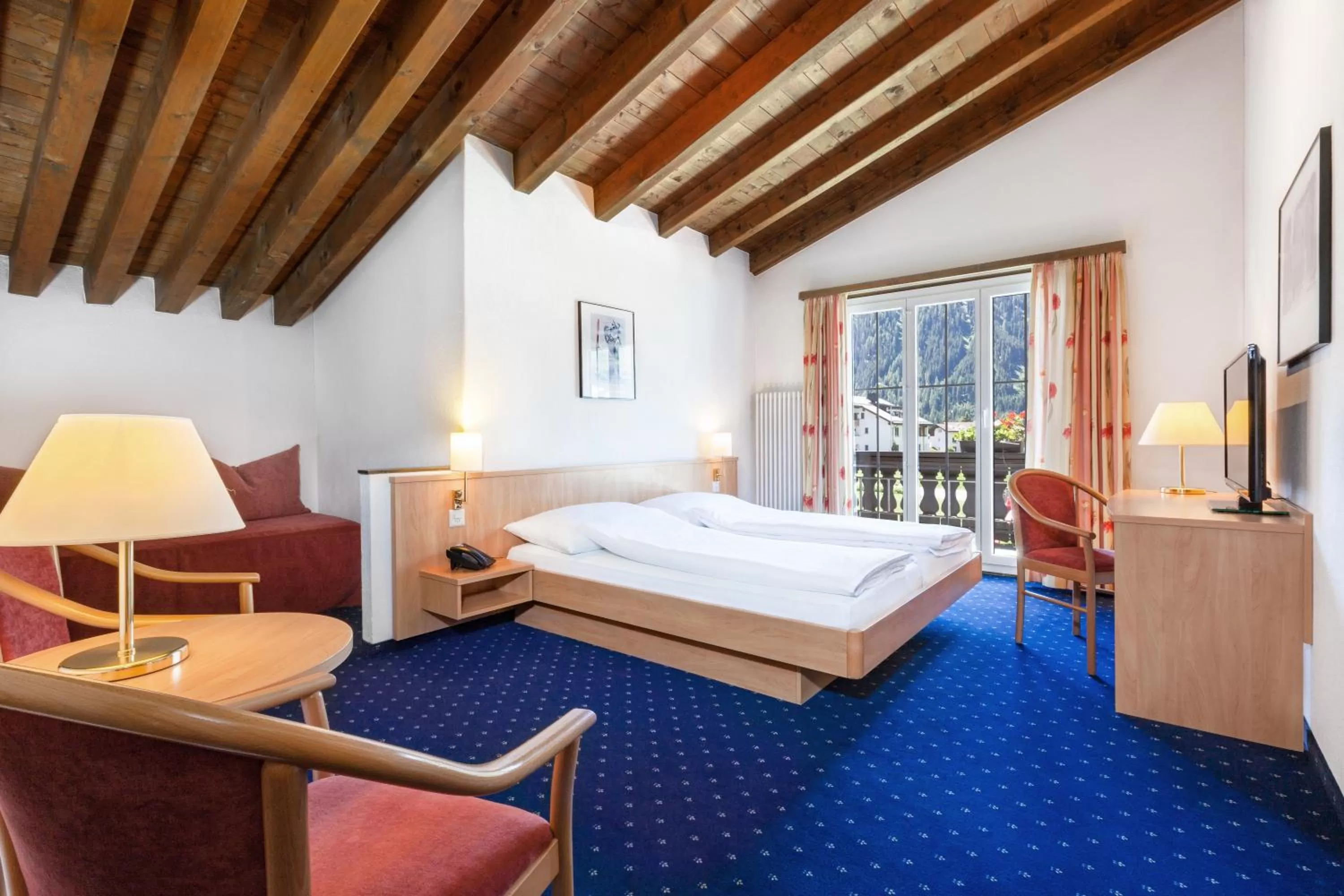 Photo of the whole room, Bed in Hotel Bünda Davos