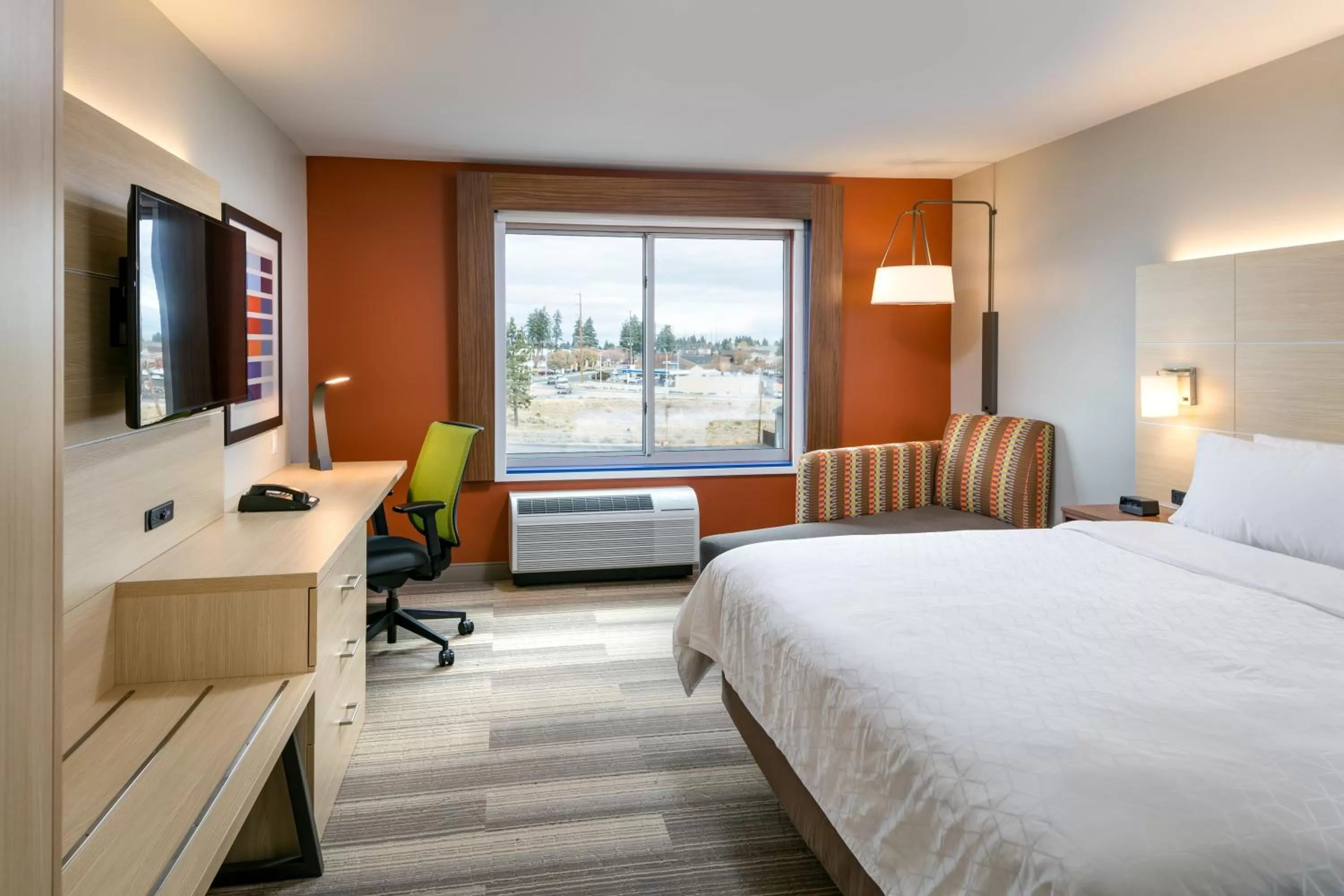 Photo of the whole room, Bed in Holiday Inn Express & Suites - Bend South by IHG