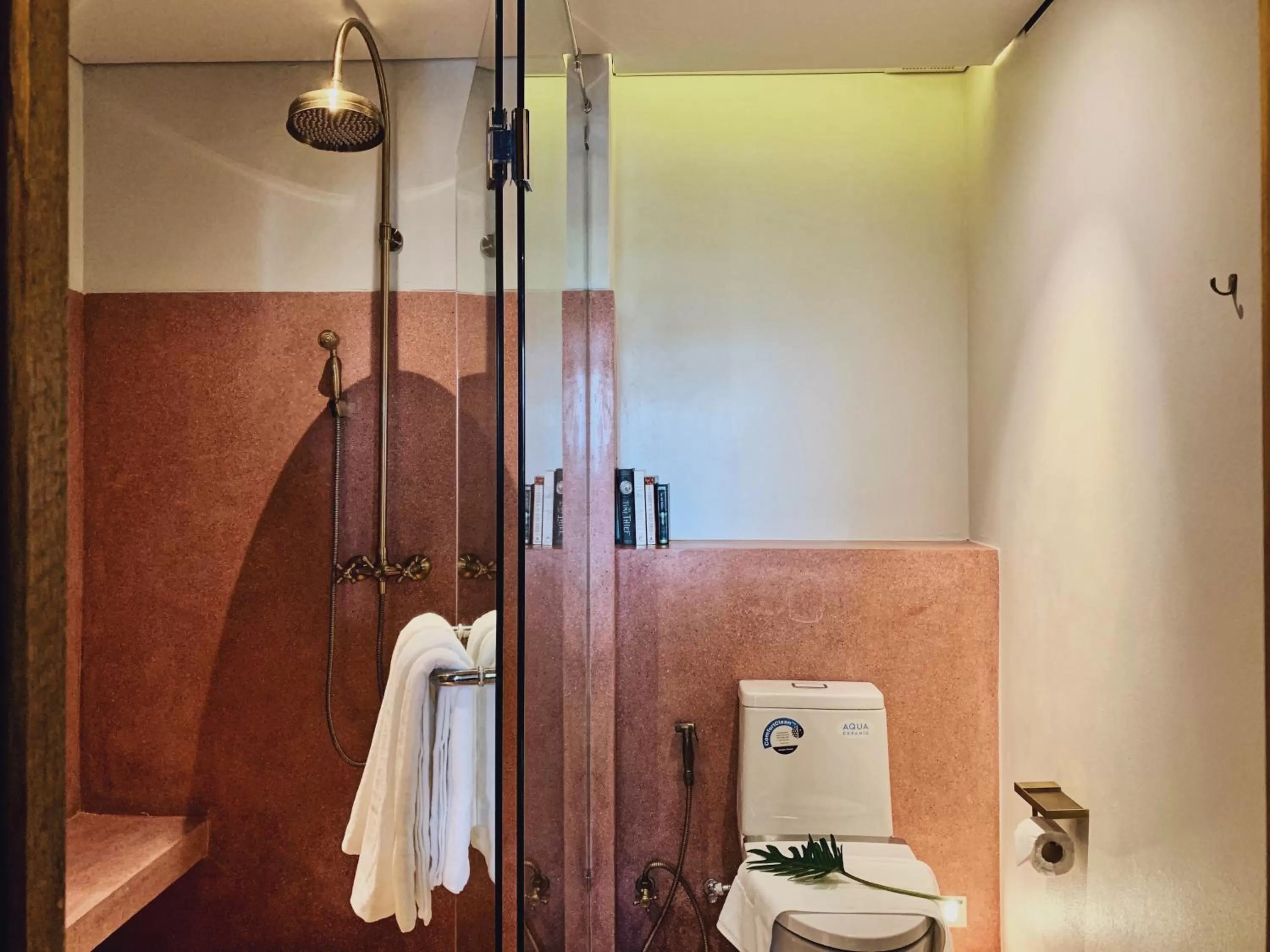 Shower in Hotel Gahn Khao Lak