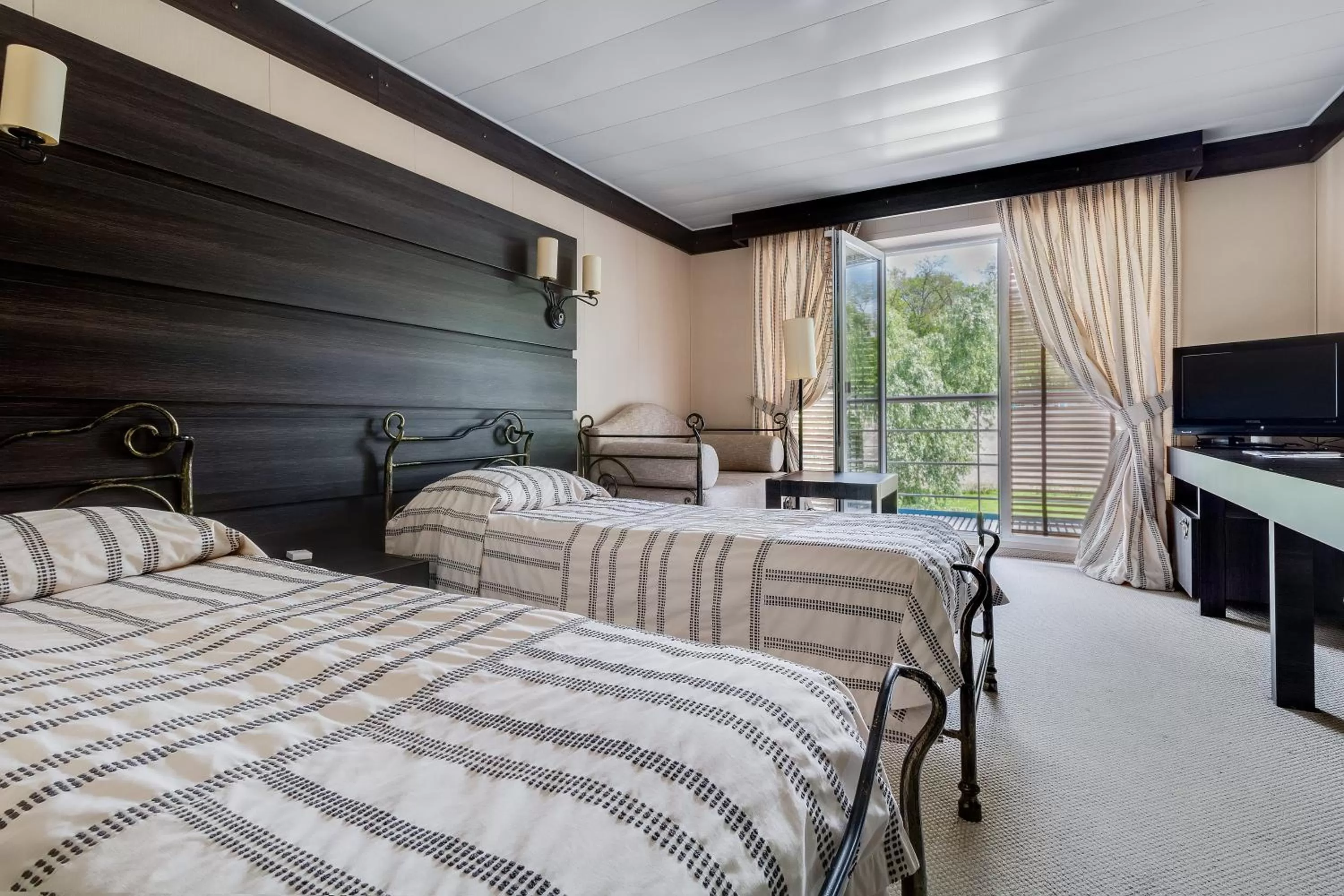 Bed in Bakkara Hotel