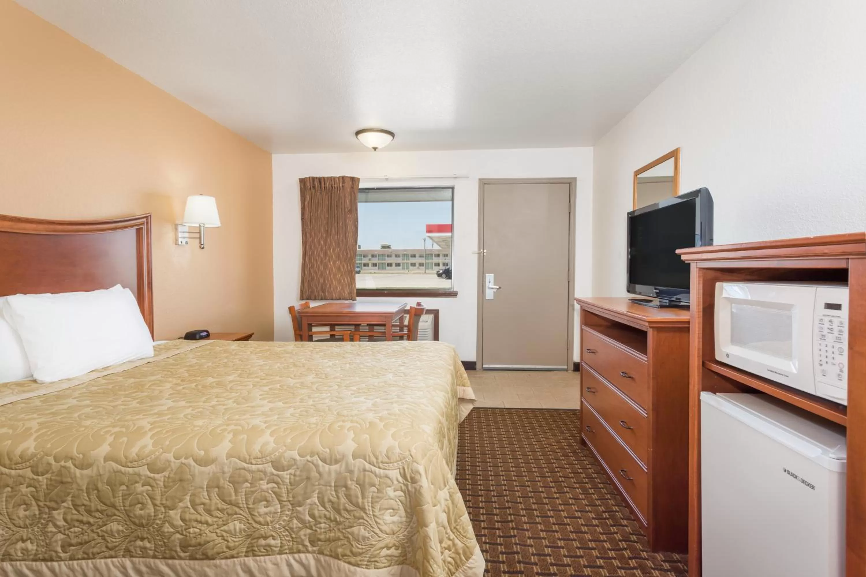 Photo of the whole room, Bed in Super 8 by Wyndham Goodland