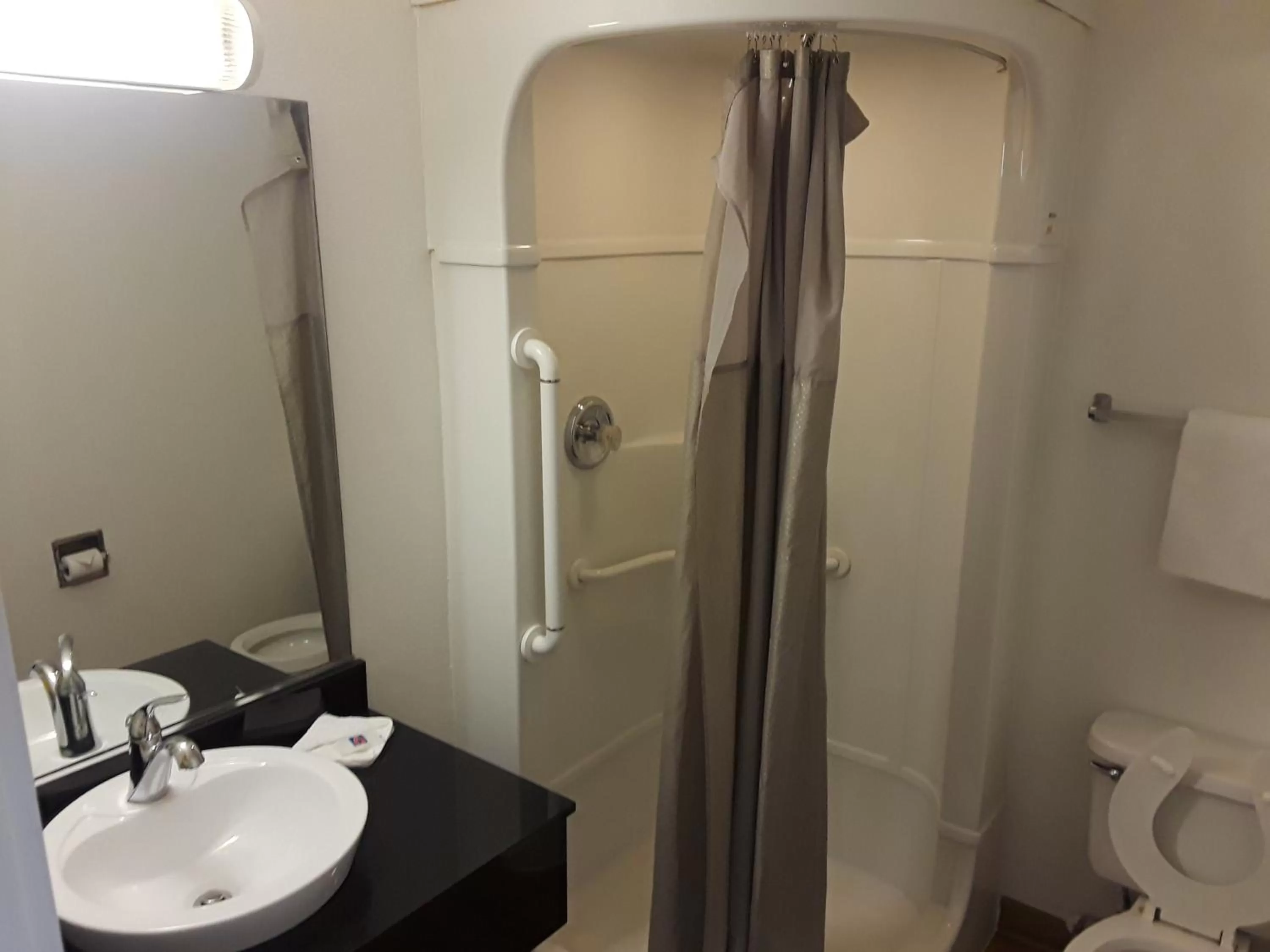 Bathroom in Motel 6-Farmington, NM