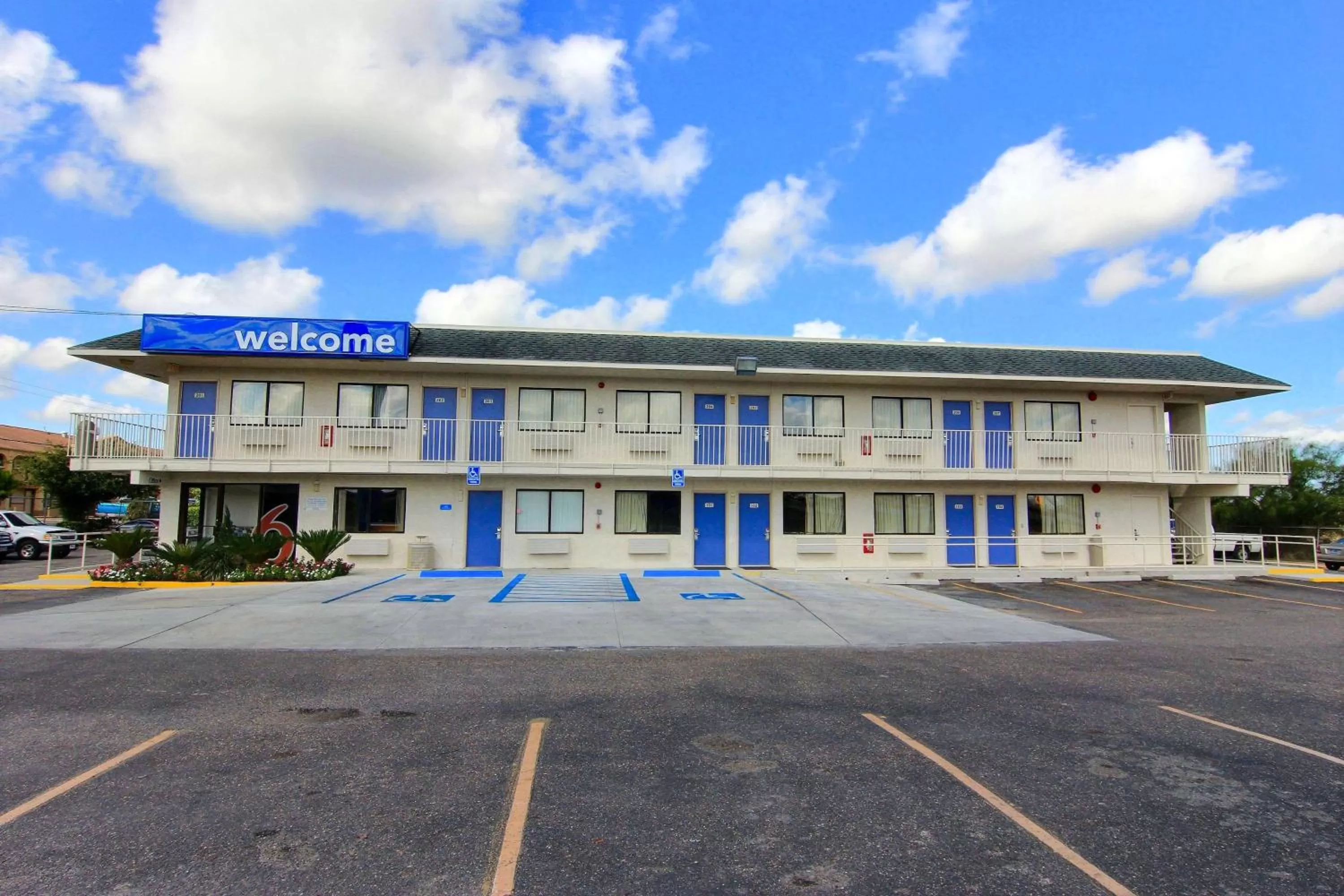Property building in Motel 6-Kingsville, TX