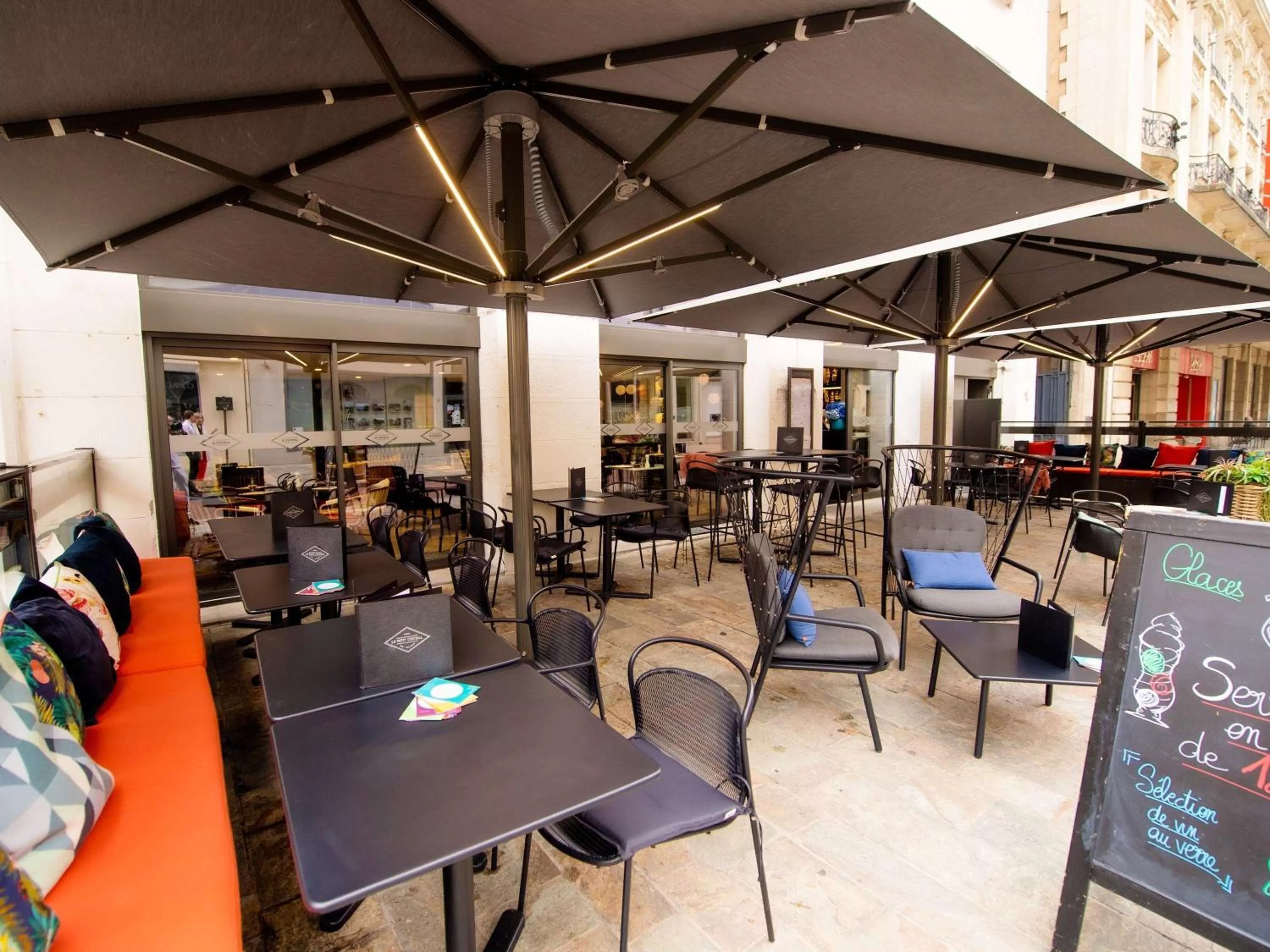 Lounge or bar in ibis Styles Dijon Central