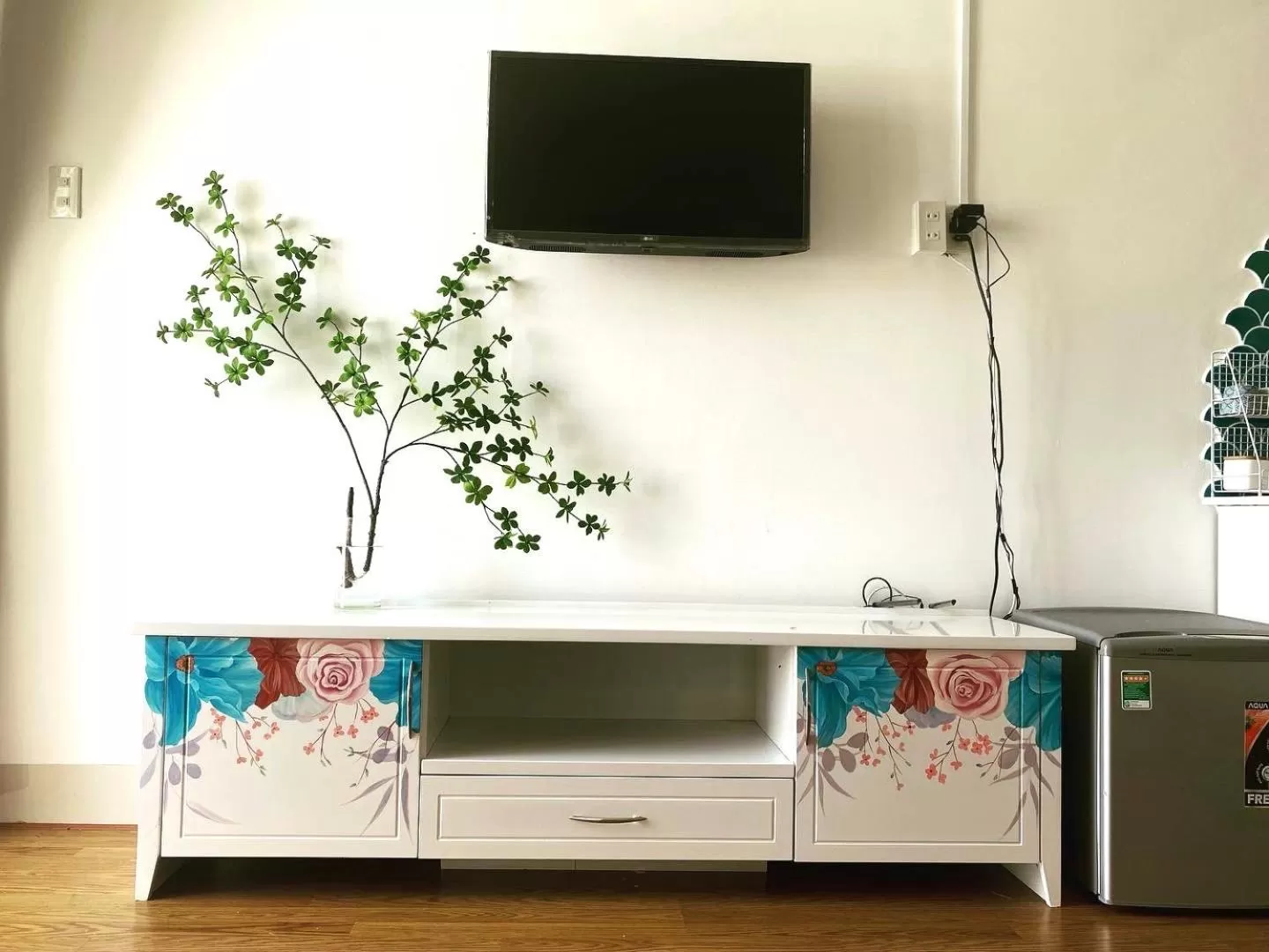 TV/Entertainment Center in Emerald Boutique Stay 2