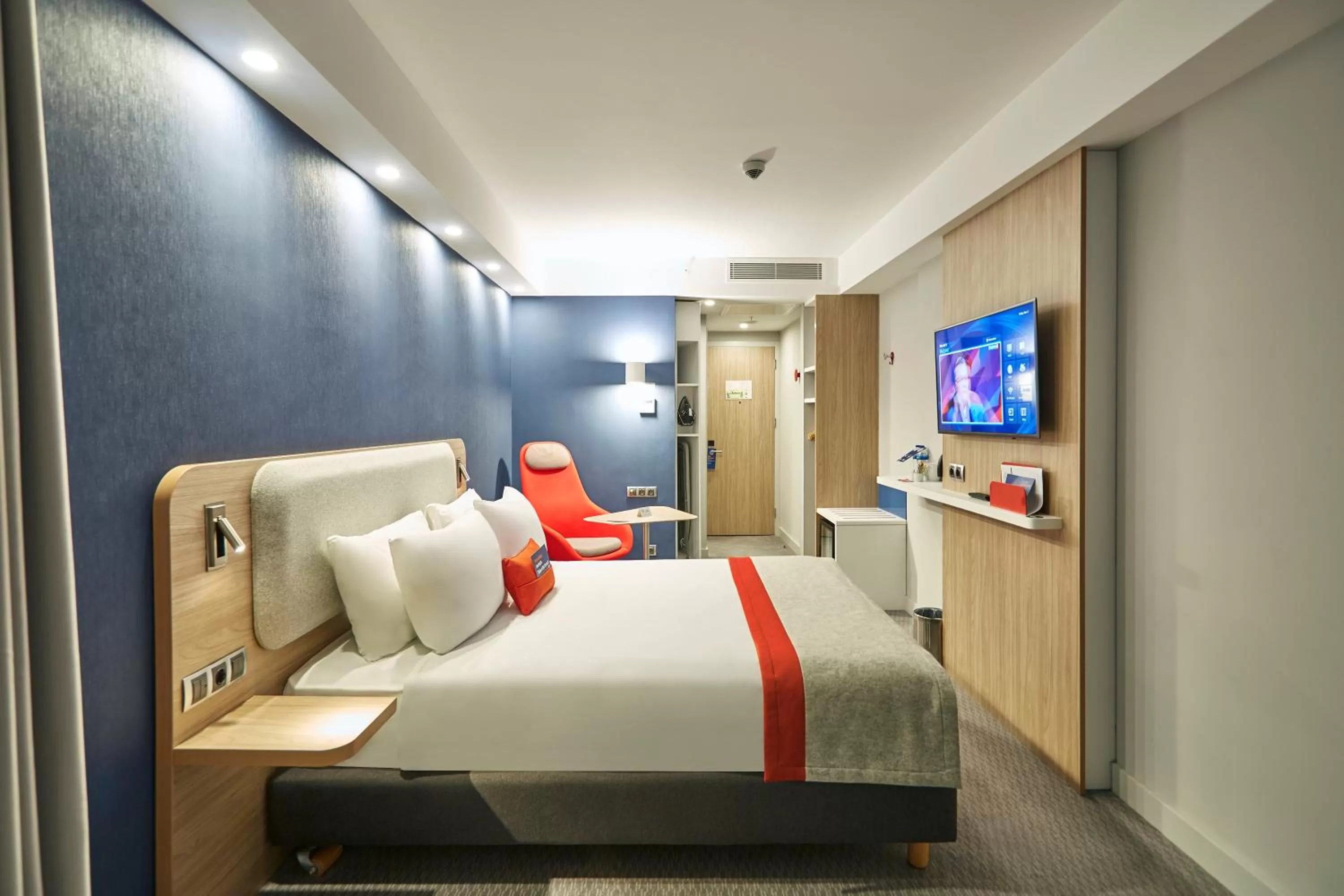 Photo of the whole room, Bed in Holiday Inn Express - Istanbul - Atakoy Metro by IHG