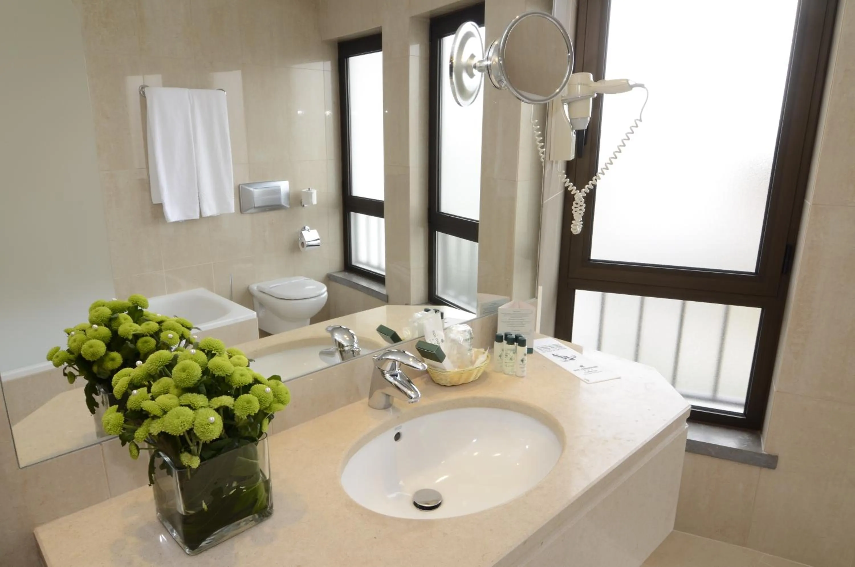 Bathroom in Hotel Cinquentenario & Conference Center