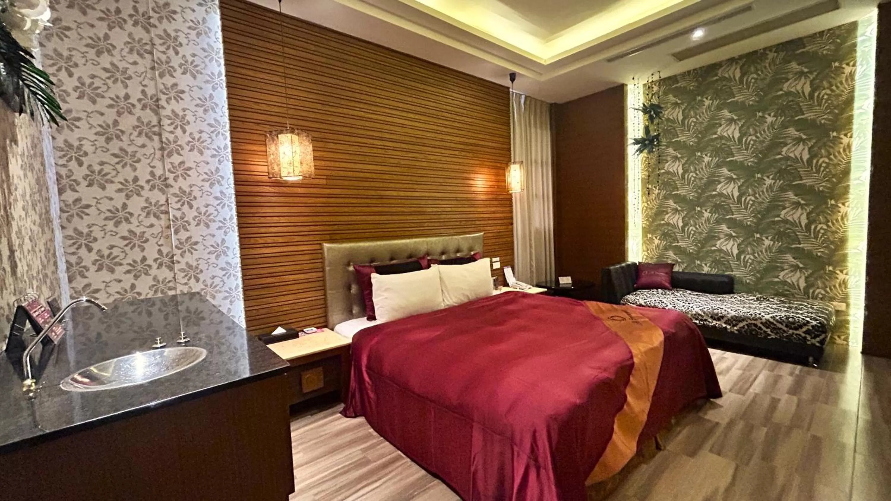 Photo of the whole room, Bed in Shining Motel