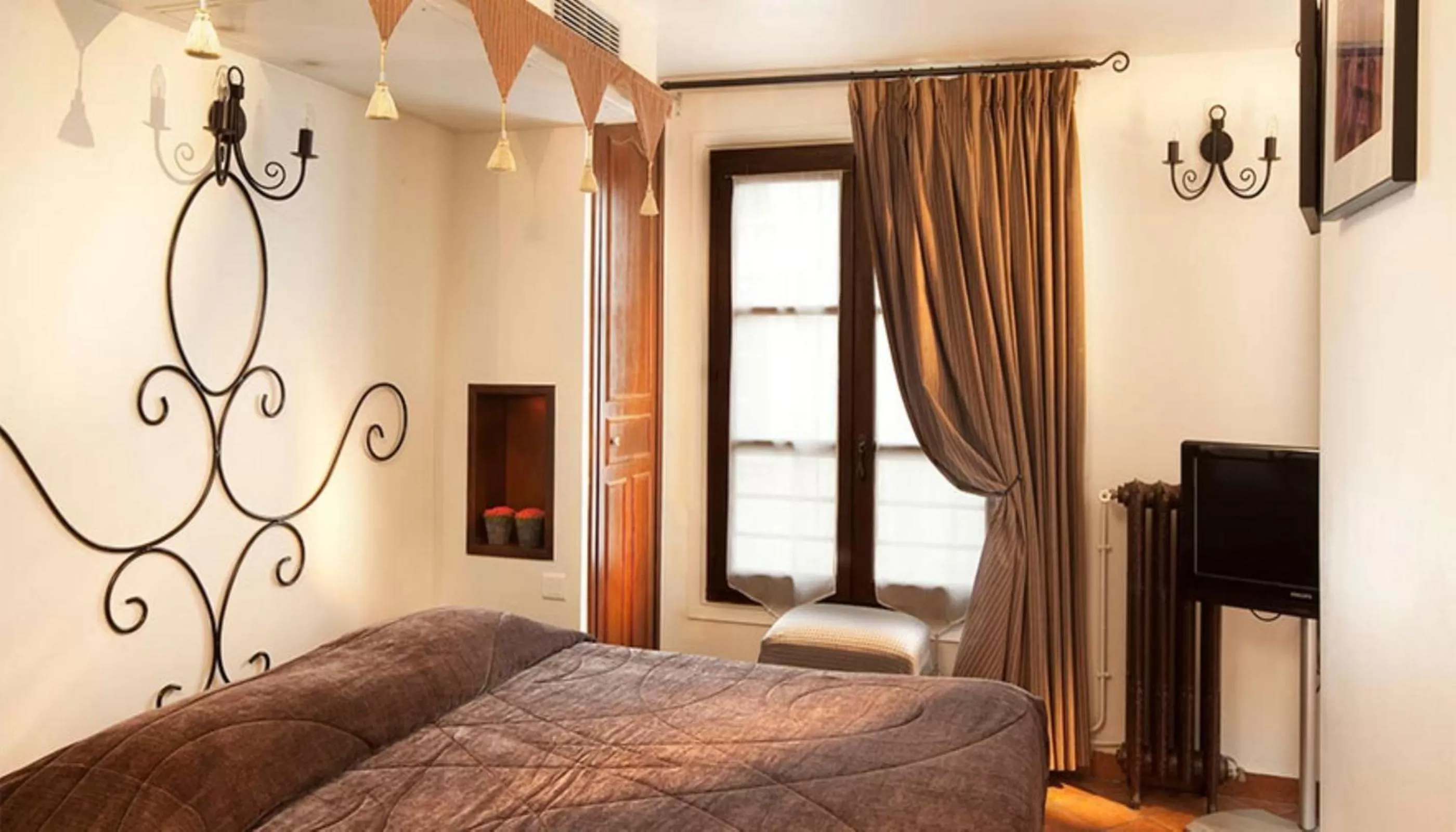 Photo of the whole room, Bed in Castex Hotel