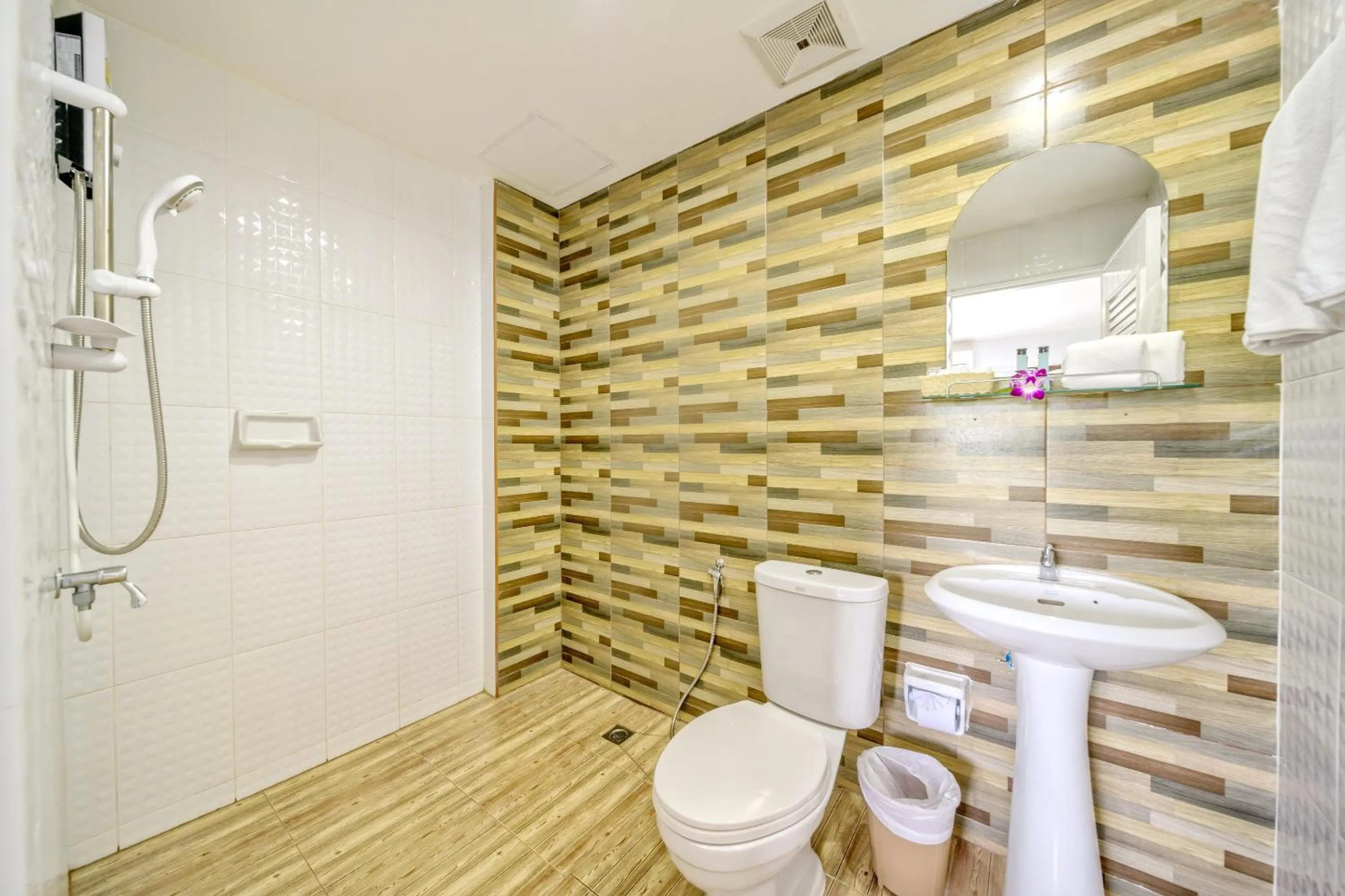 Shower in Naiyang Place - Phuket Airport