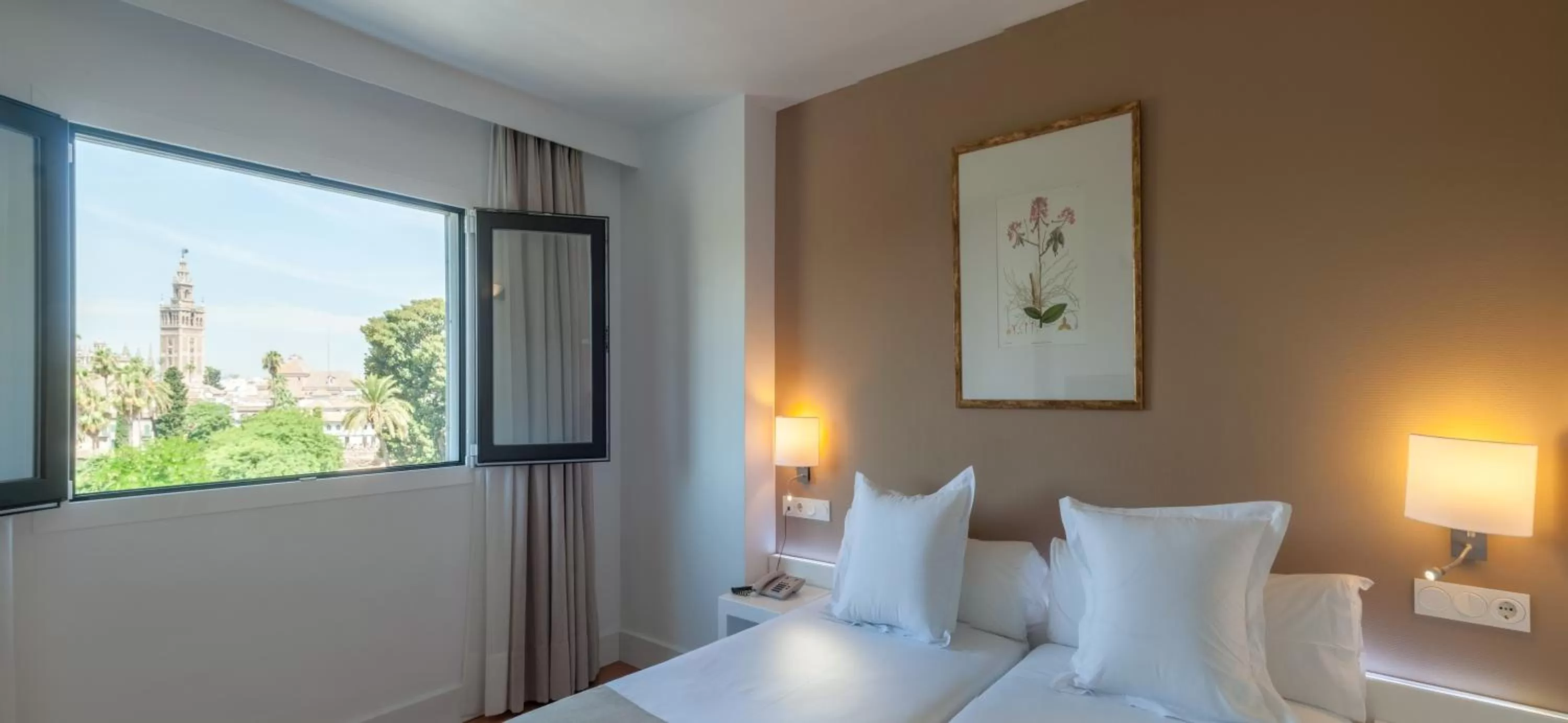 Balcony/Terrace, Bed in Hotel Alcázar