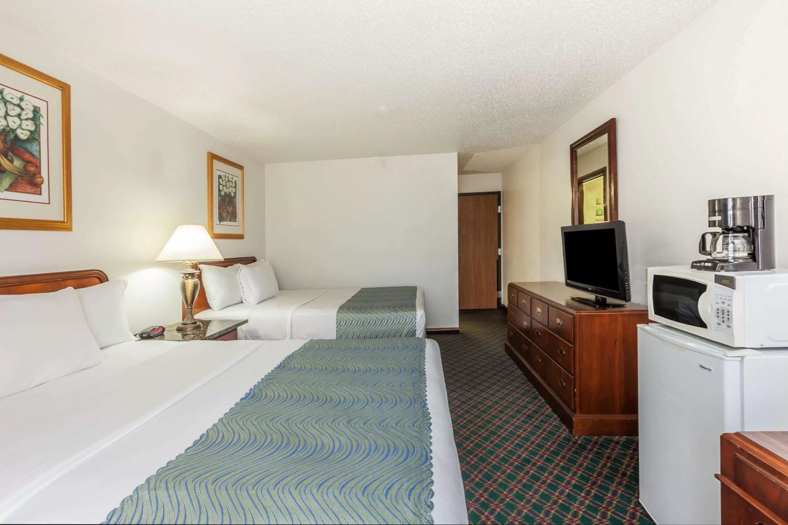 Photo of the whole room, Bed in Super 8 by Wyndham Irving DFW Airport/South