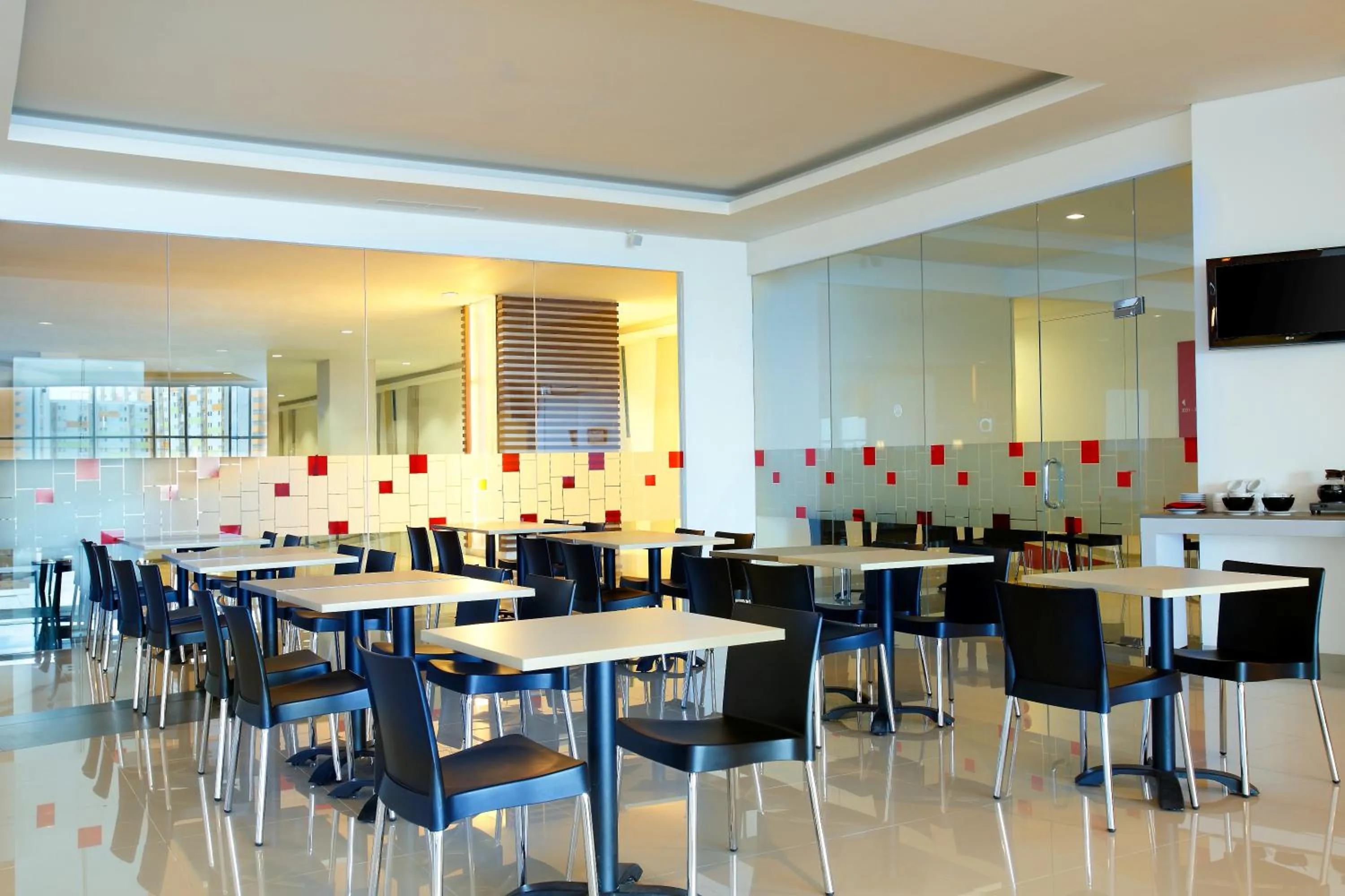 Restaurant/places to eat in Amaris Hotel Season City