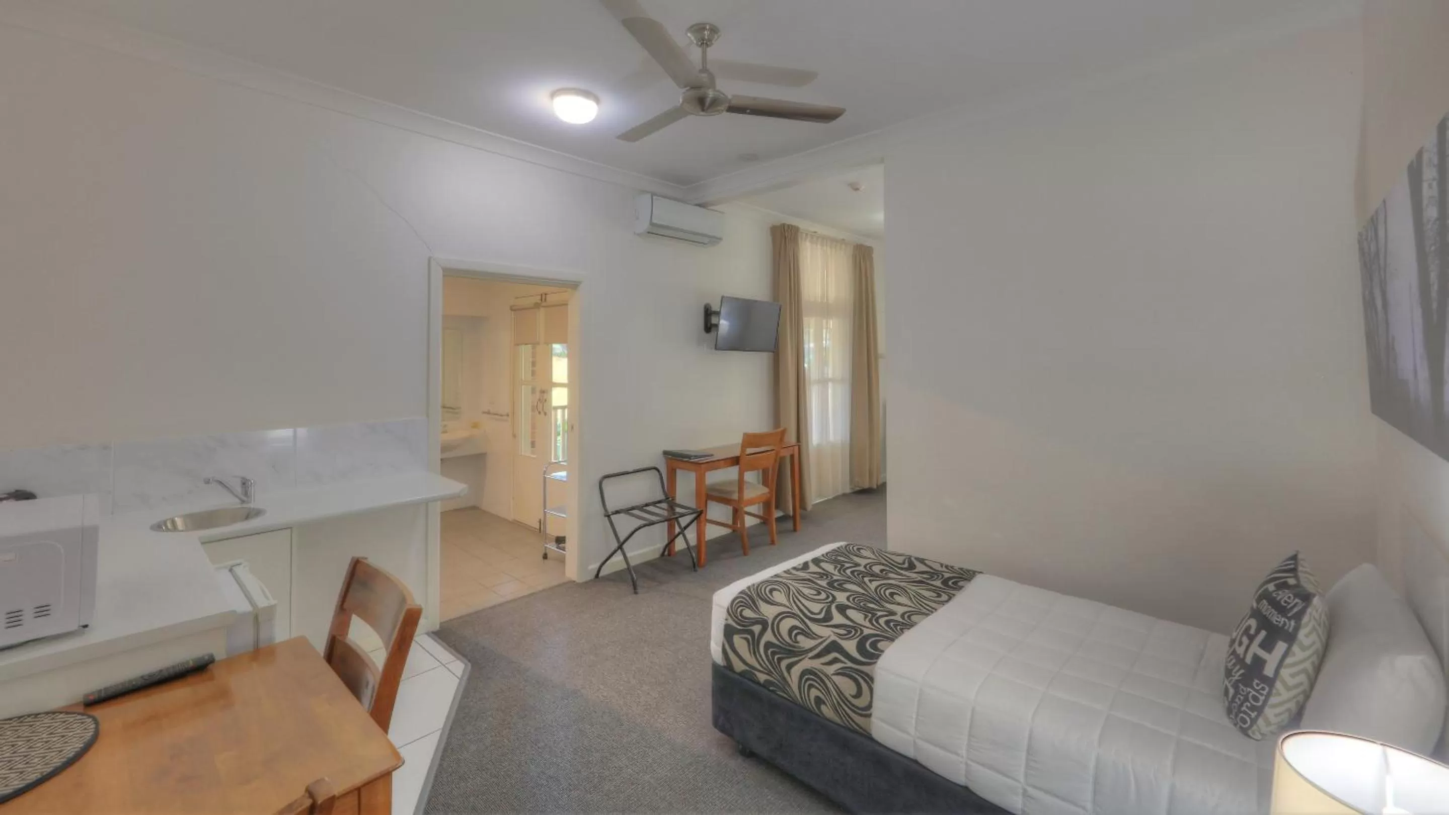 TV and multimedia, Bed in Heritage River Motor Inn