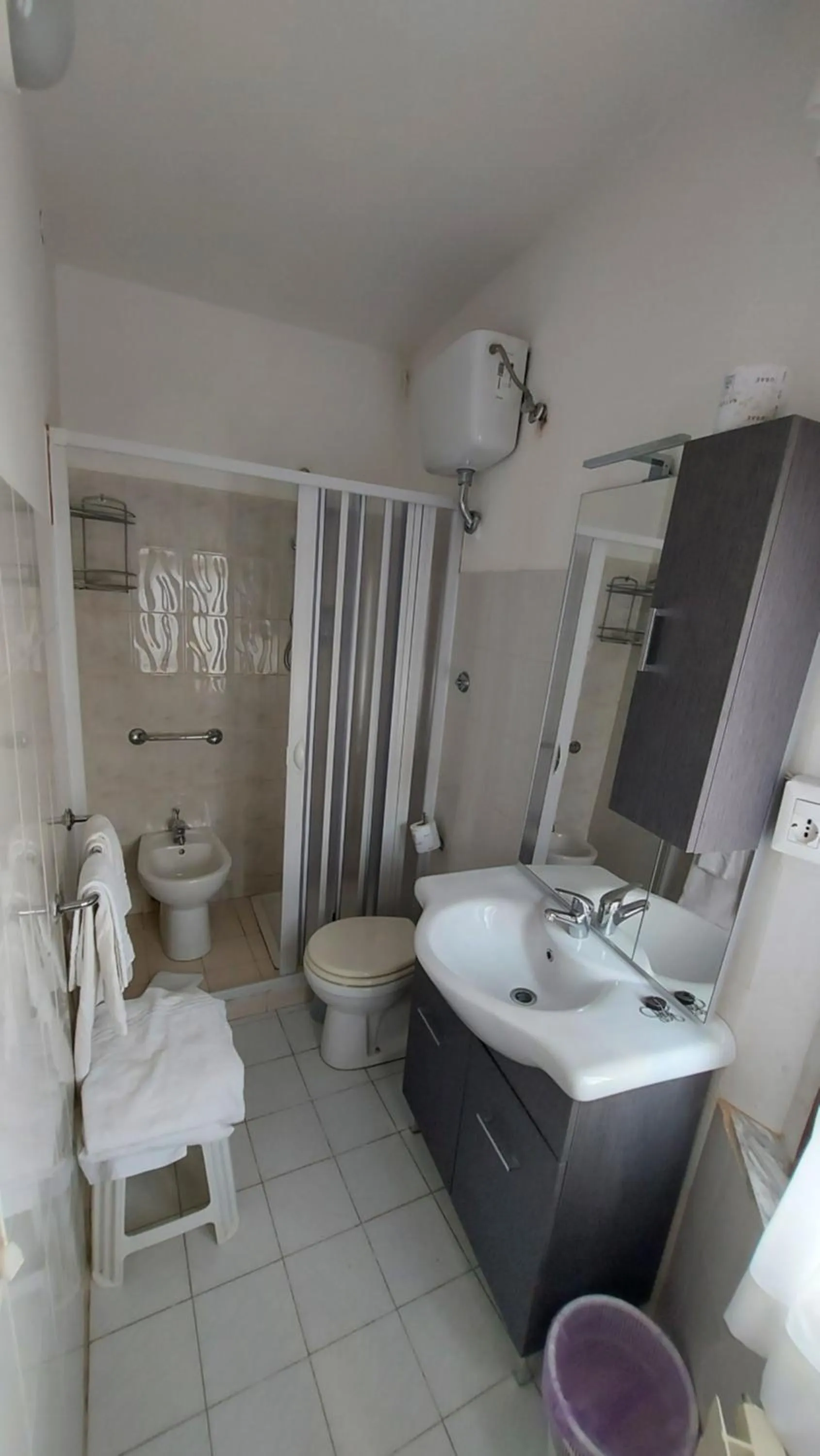 Bathroom, Bed in Amelia Hotel