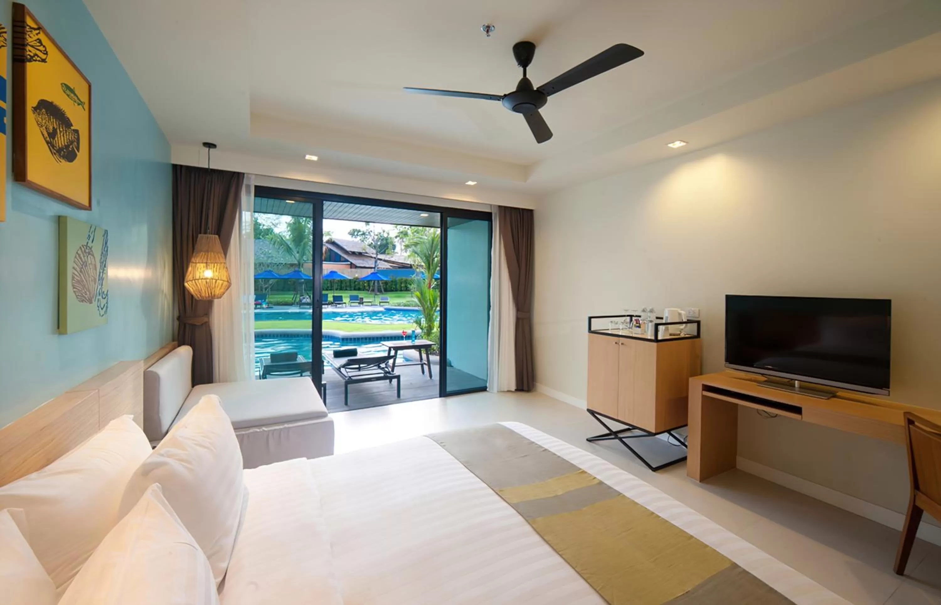 TV and multimedia, Bed in Holiday Ao Nang Beach Resort, Krabi