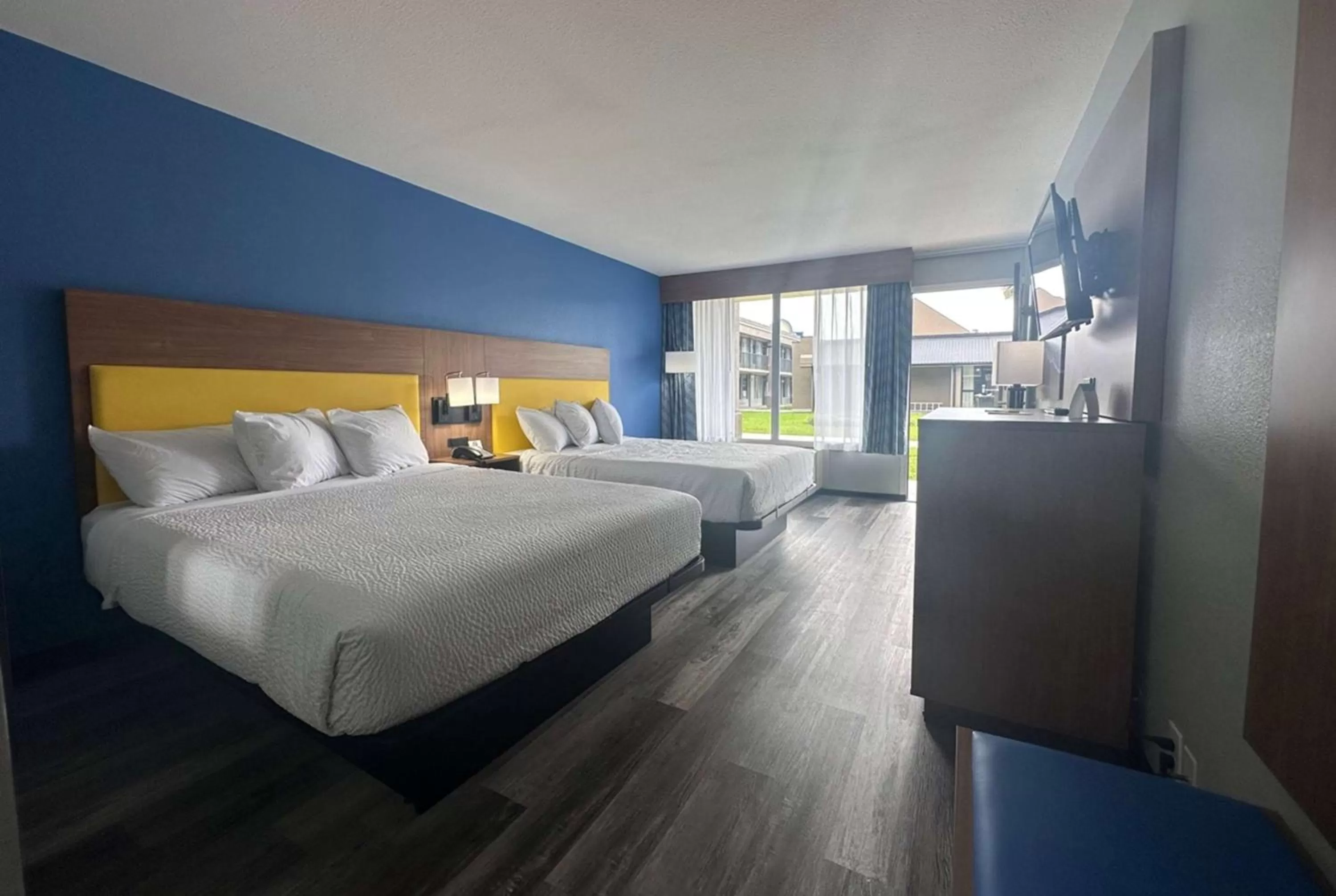 Photo of the whole room, Bed in Days Inn & Suites by Wyndham Jennings