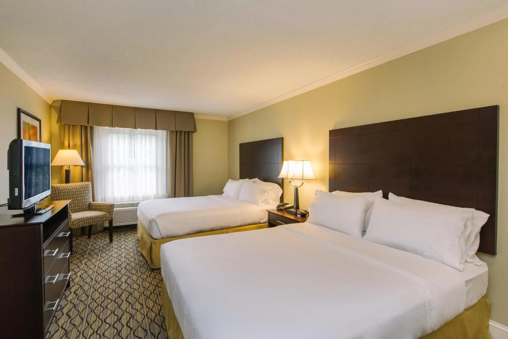 Photo of the whole room, Bed in Holiday Inn Express and Suites Merrimack by IHG
