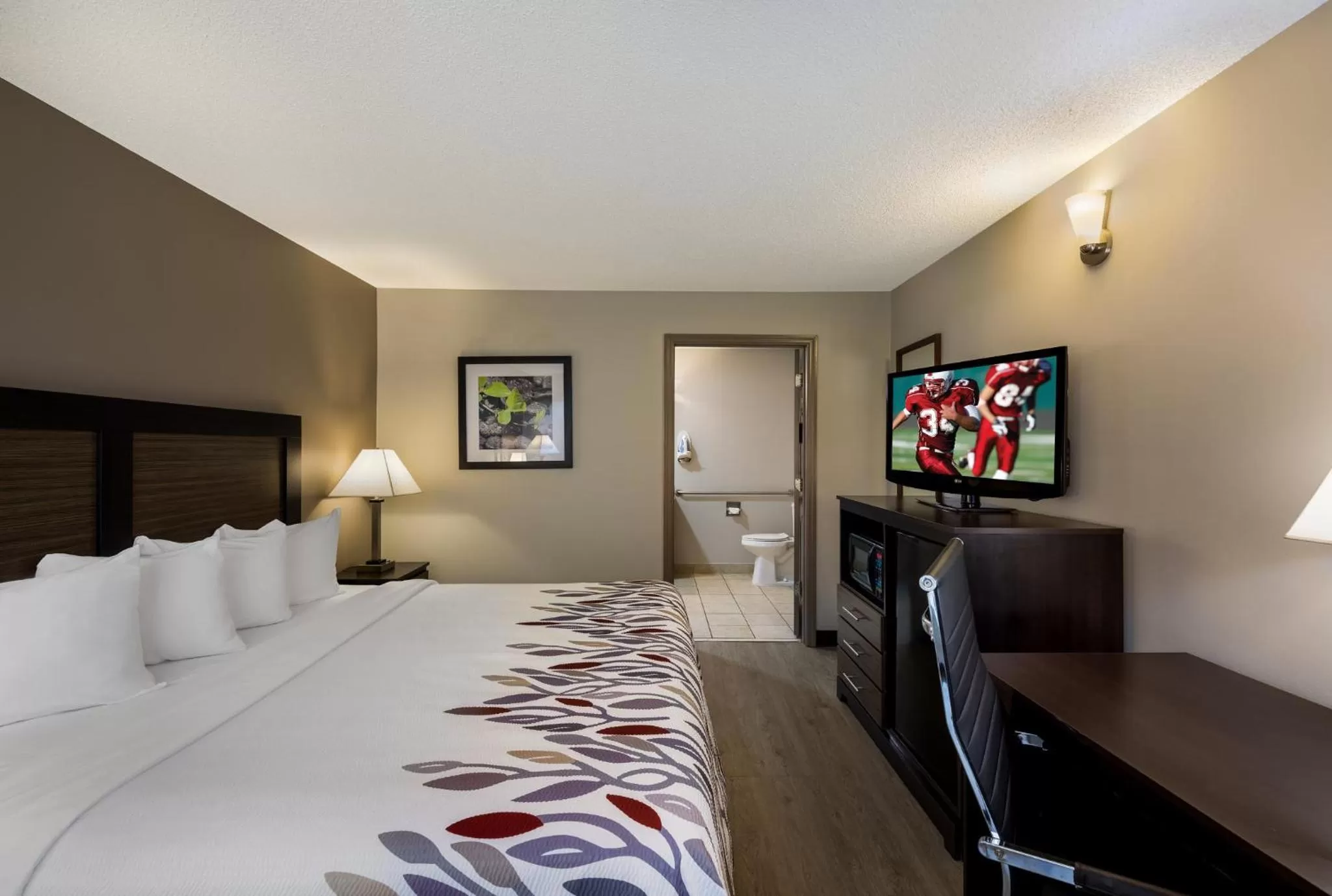 Photo of the whole room, Bed in Red Roof Inn Jasper