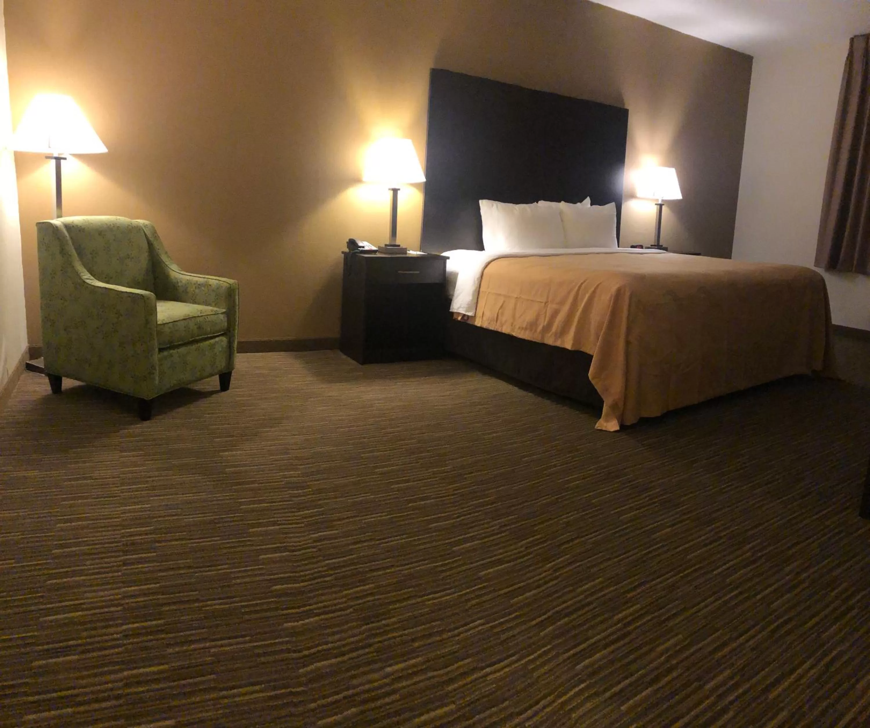 Bed in Quality Inn & Suites Paragould