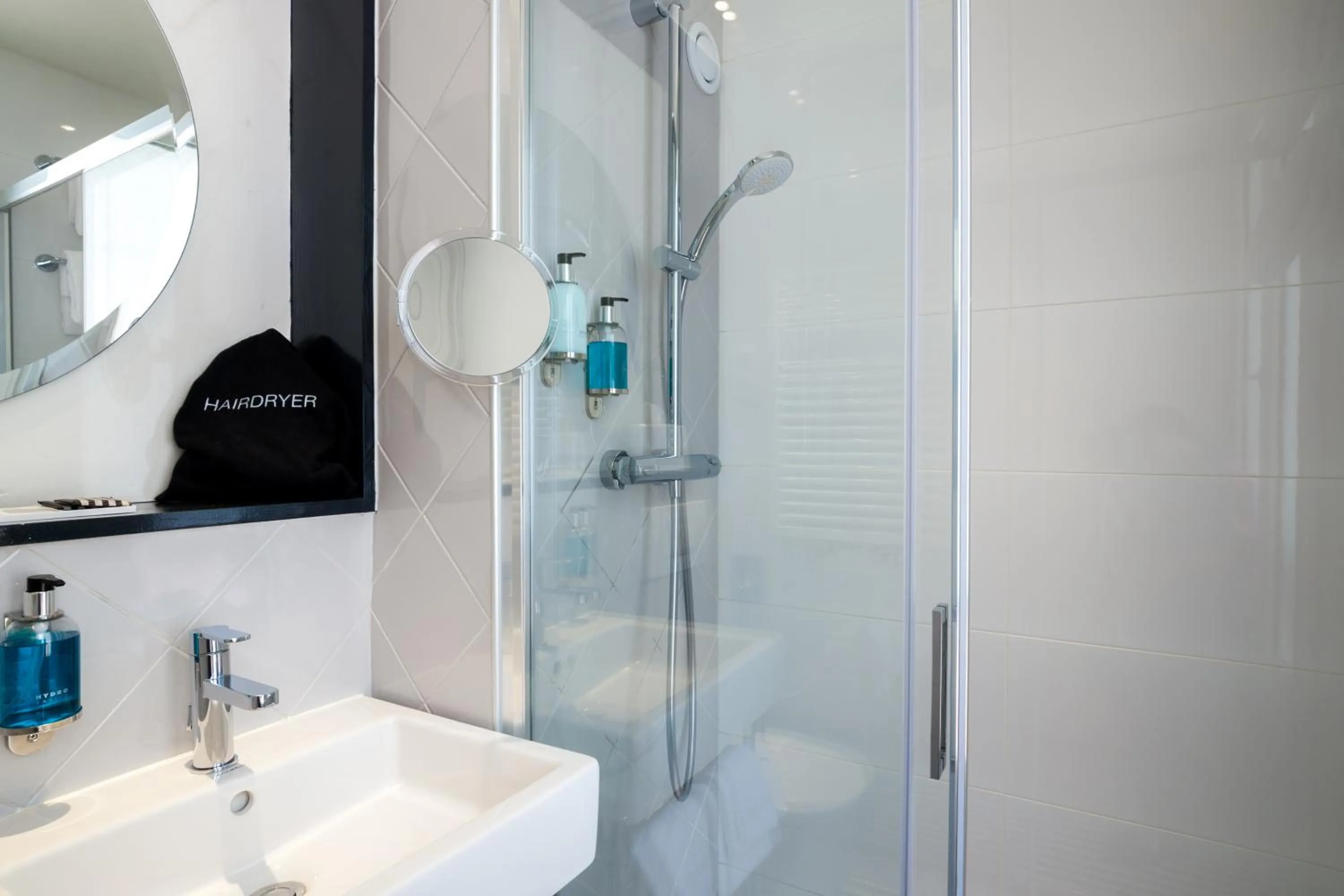 Shower in Hôtel Jardin Le Bréa