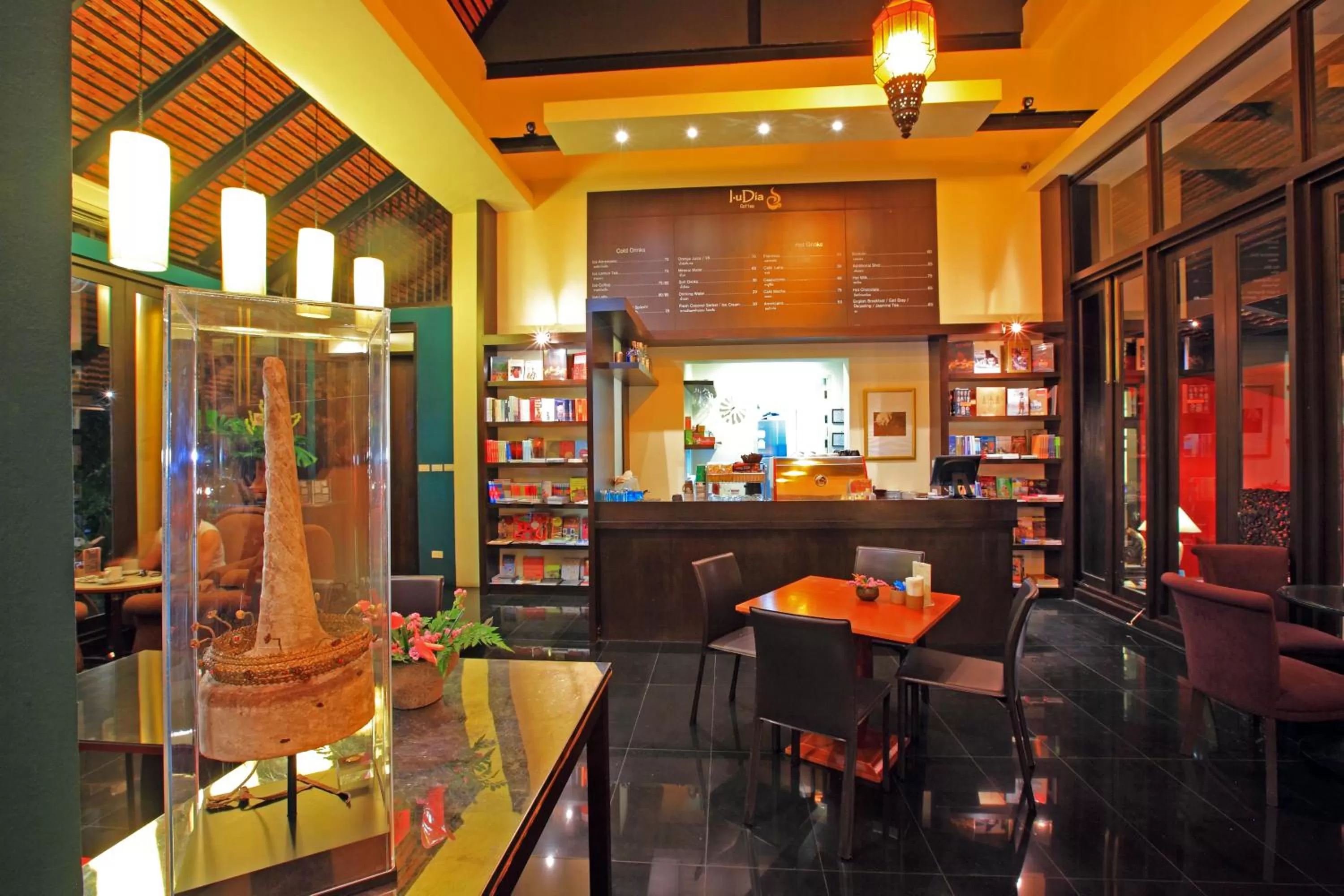 Restaurant/places to eat in iuDia Hotel