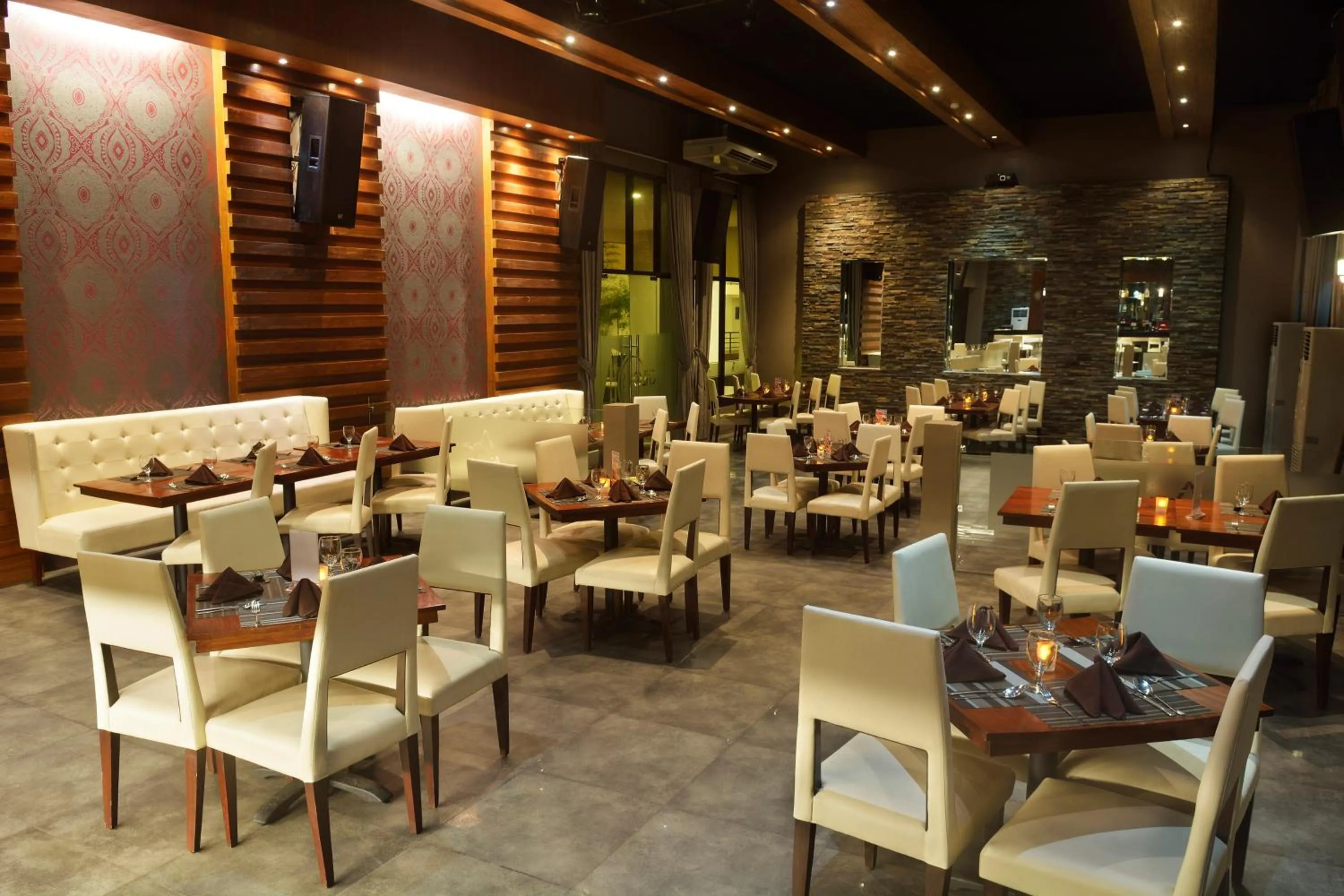 Restaurant/places to eat in Ariana Hotel