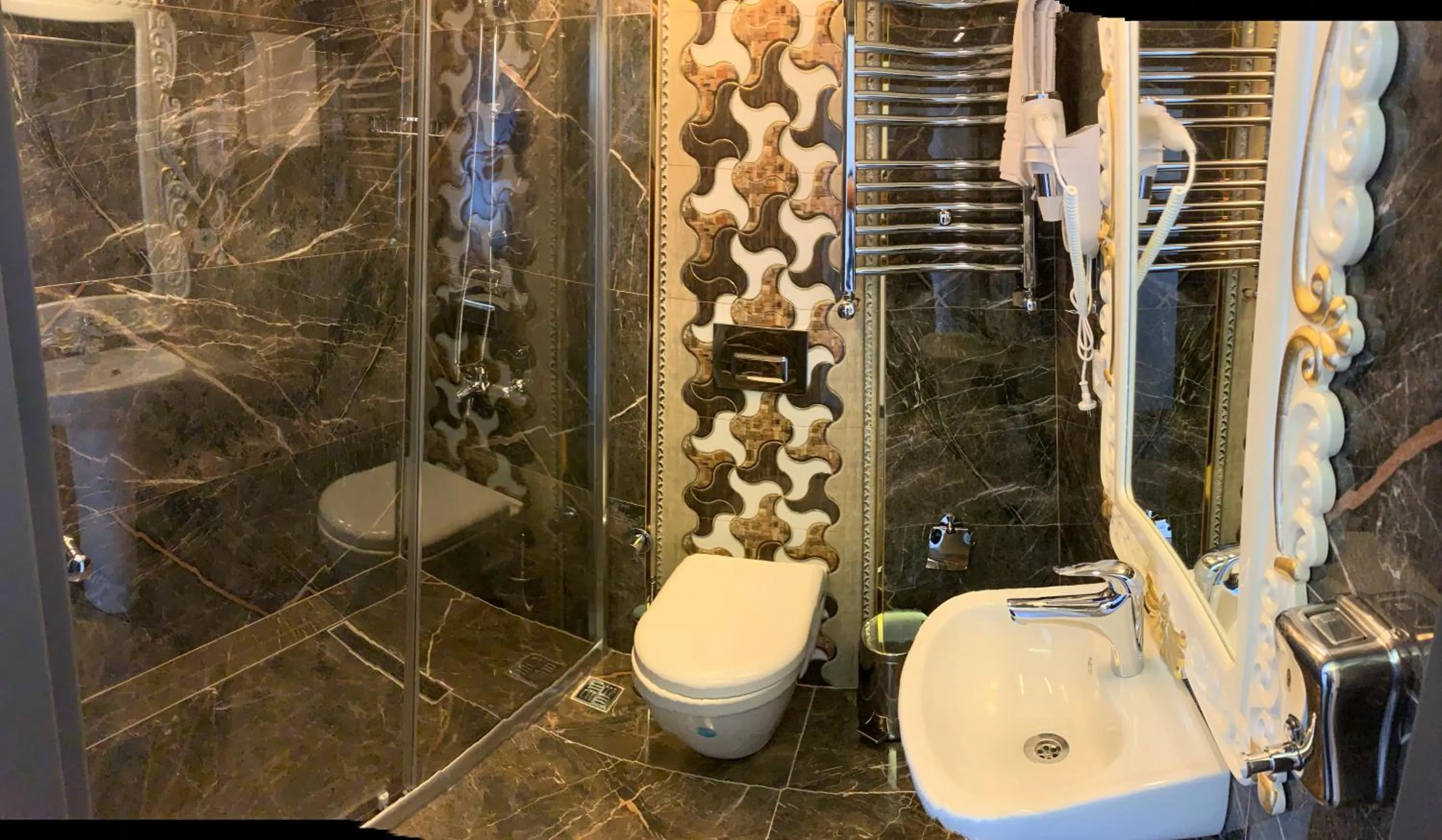Shower in Grand Kavi Hotel
