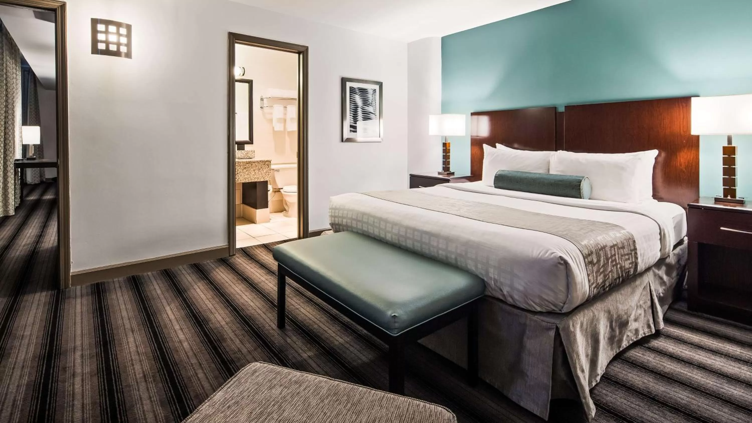 Photo of the whole room, Bed in Best Western Chicago Downtown-River North