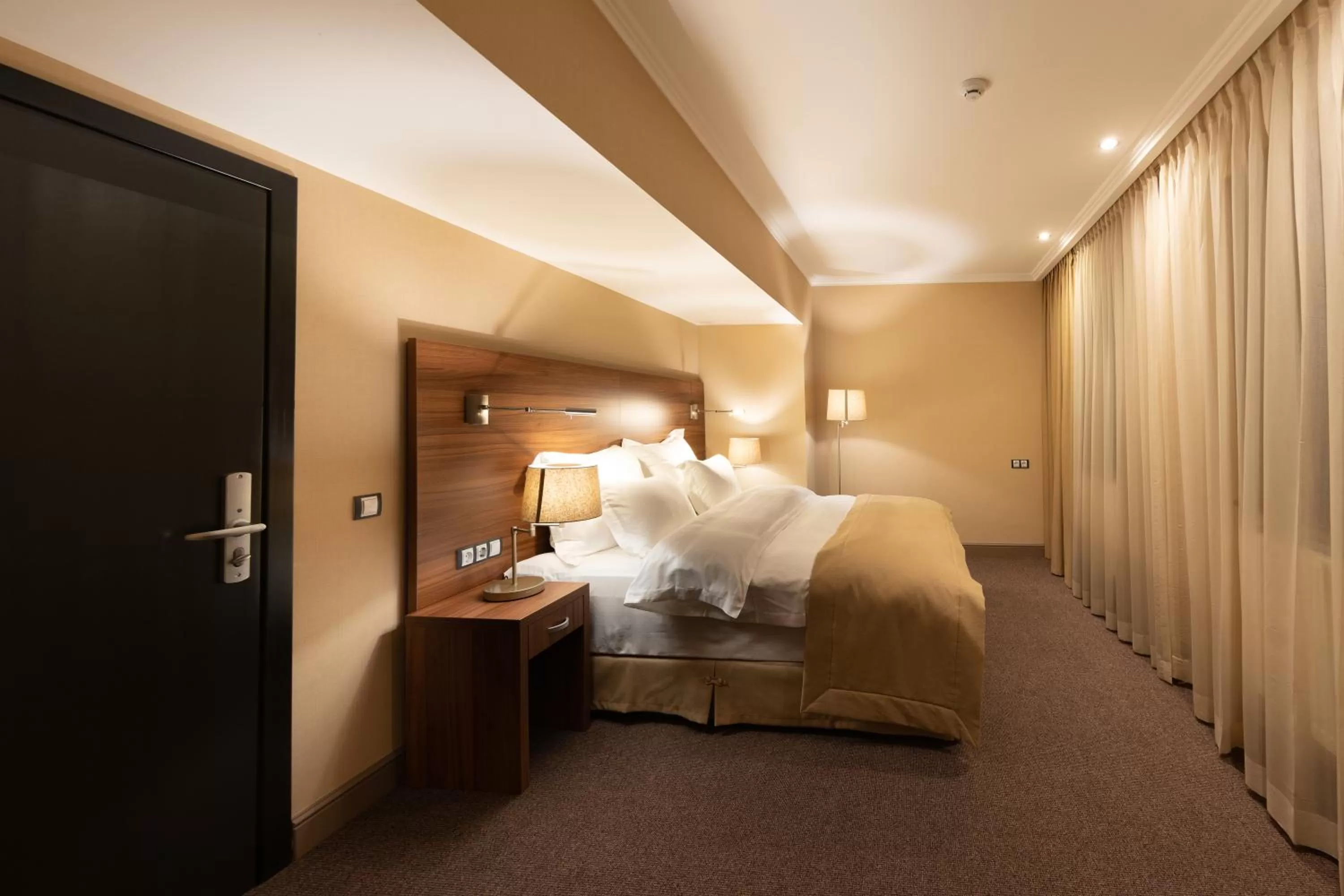 Photo of the whole room, Bed in Daria Suite