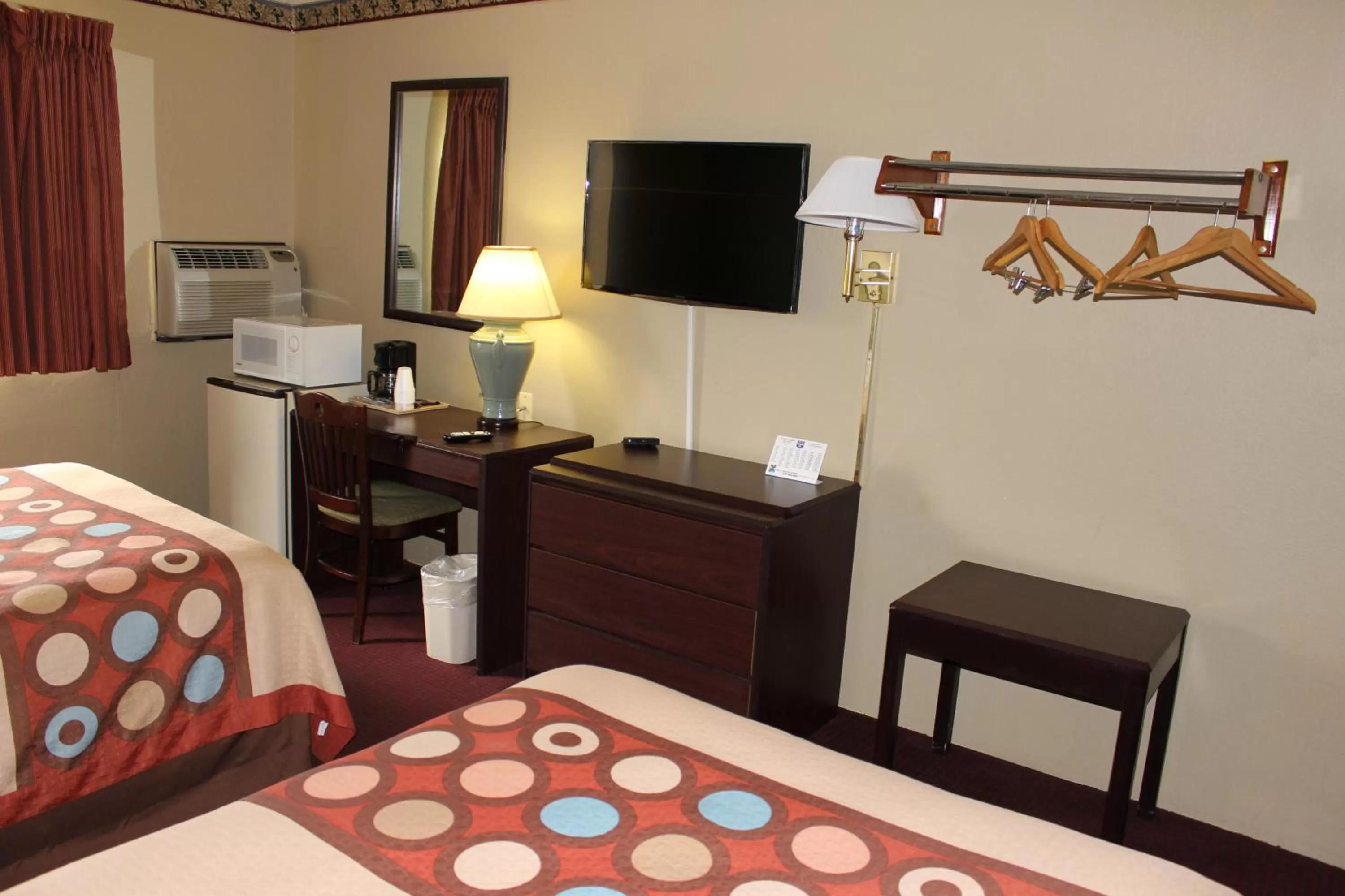 Photo of the whole room, Bed in Knights Inn Albany