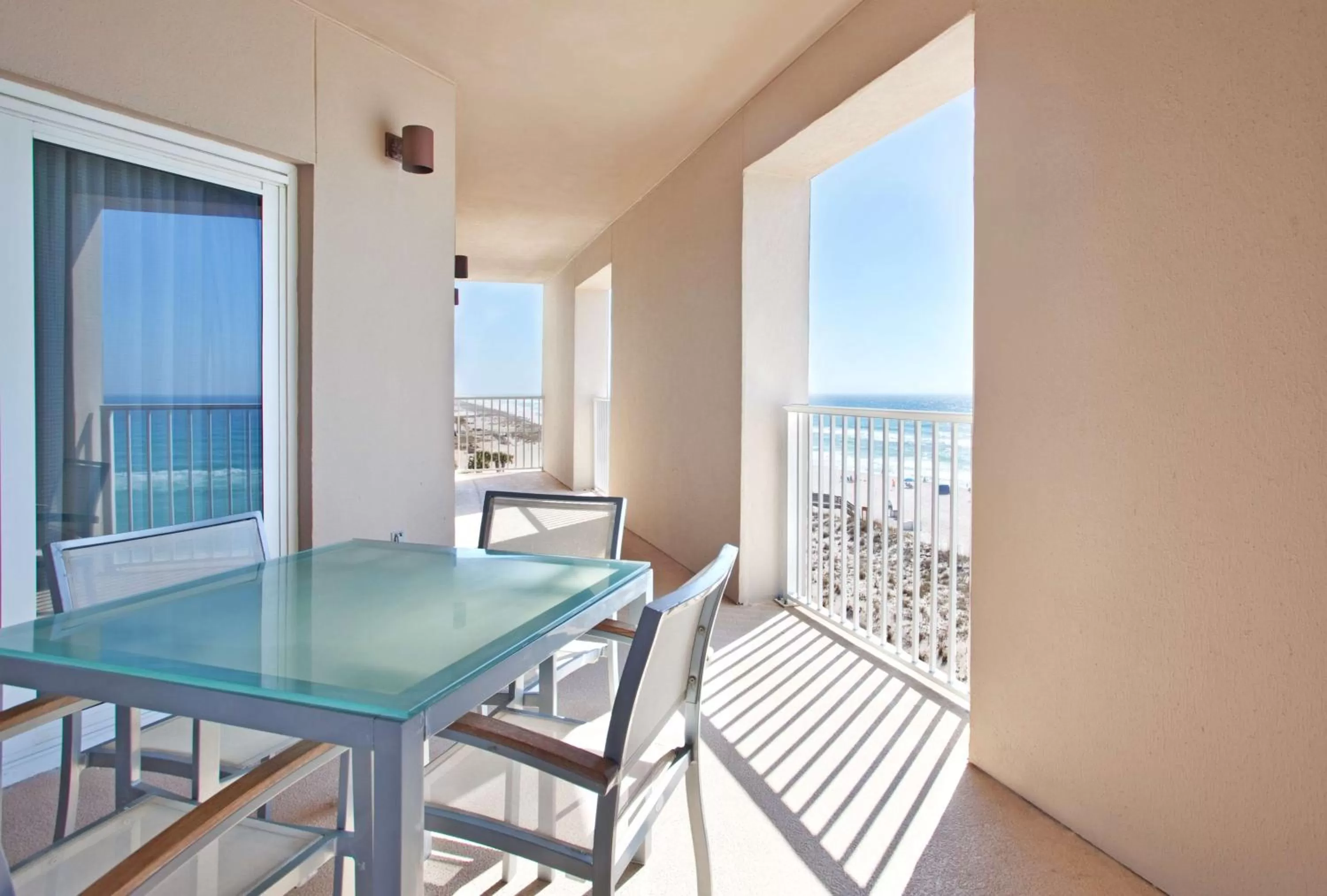 Living room in Hilton Pensacola Beach
