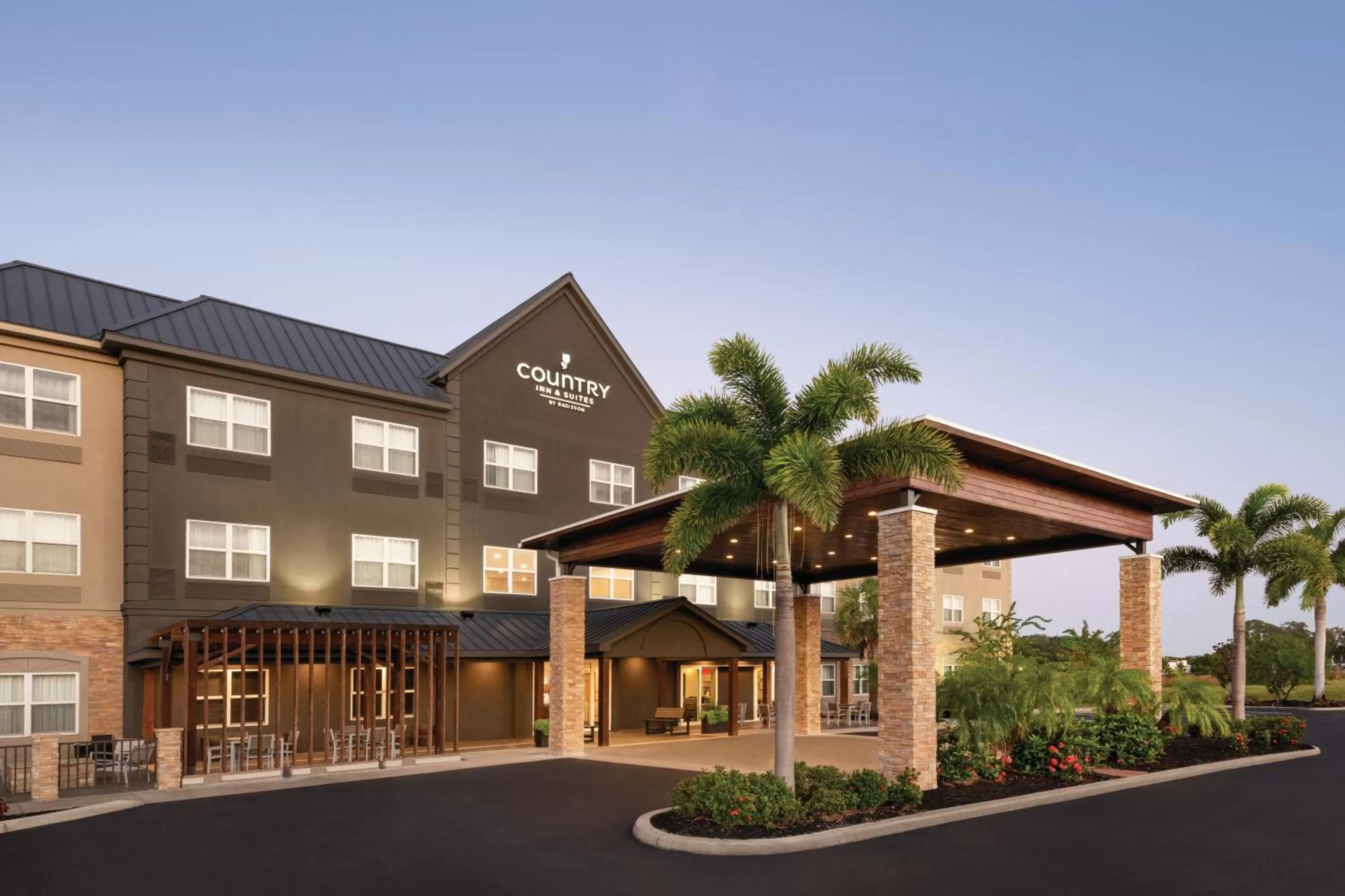 Property building in Country Inn & Suites by Radisson, Bradenton-Lakewood-Ranch, FL