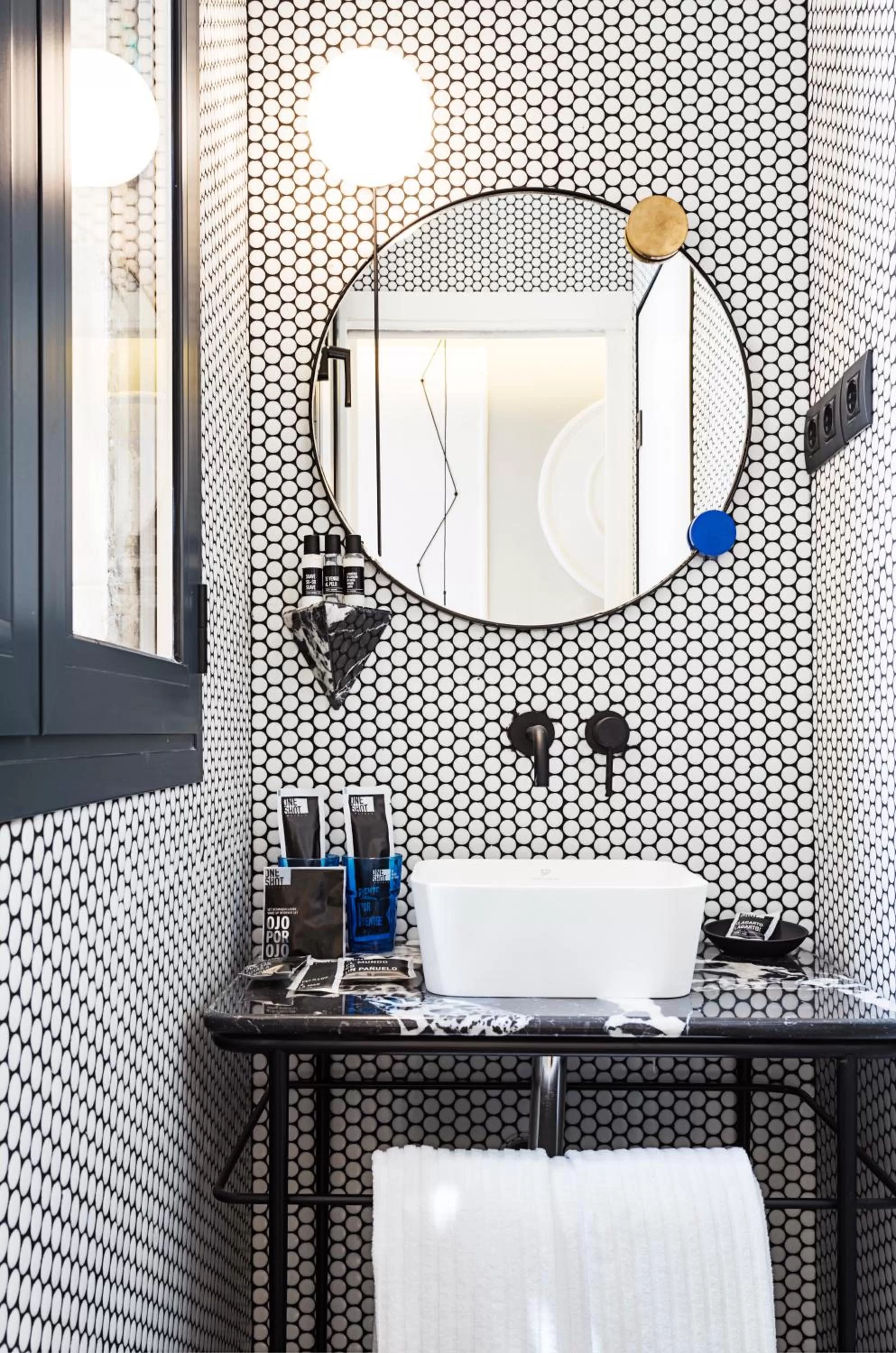 Toilet in One Shot Fortuny