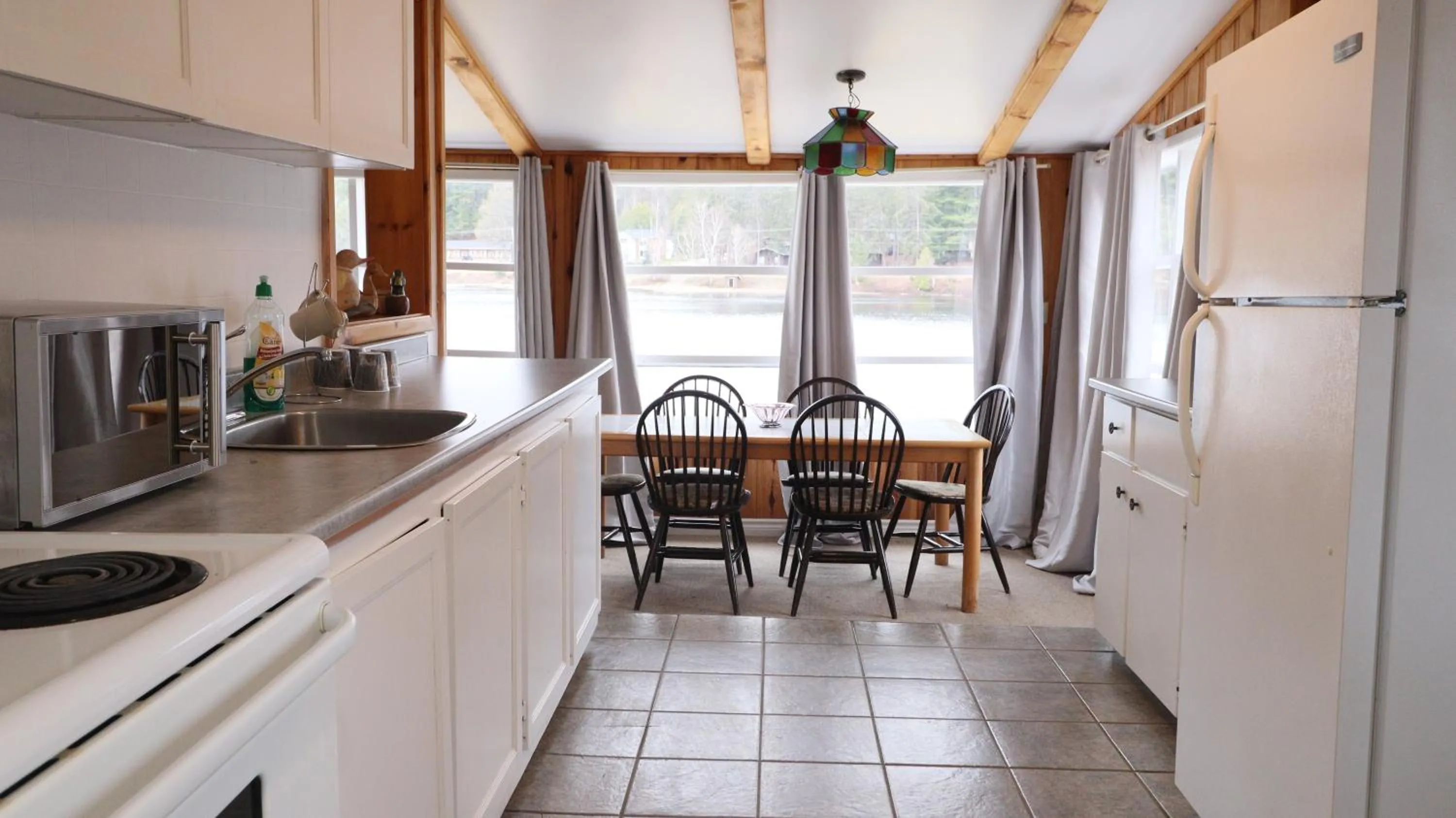 Two-Bedroom Cottage with Two Queen Beds - Lake View in Algonquin Lakeside Inn