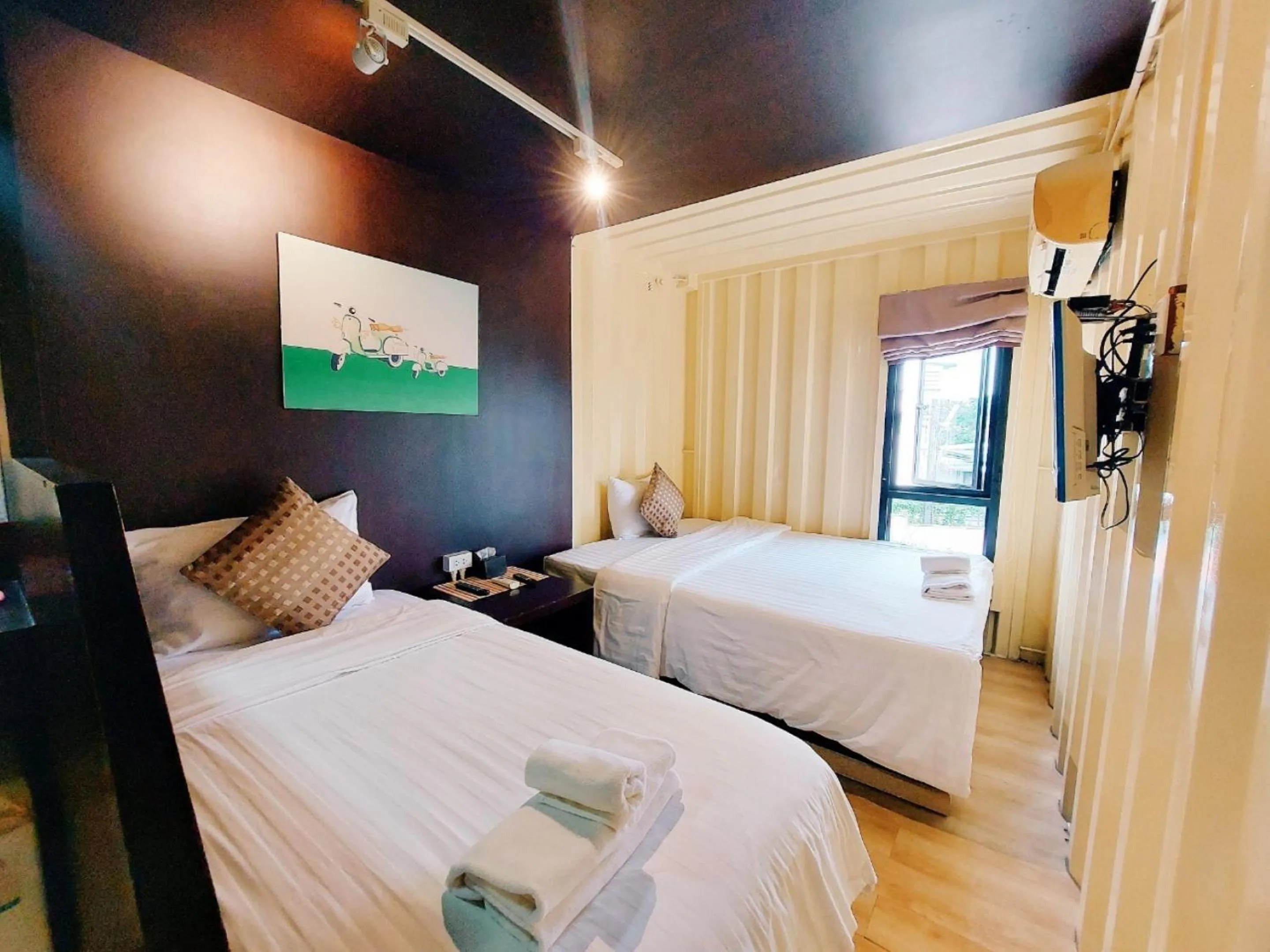 Bed in Retro Box Hotel Chumphon