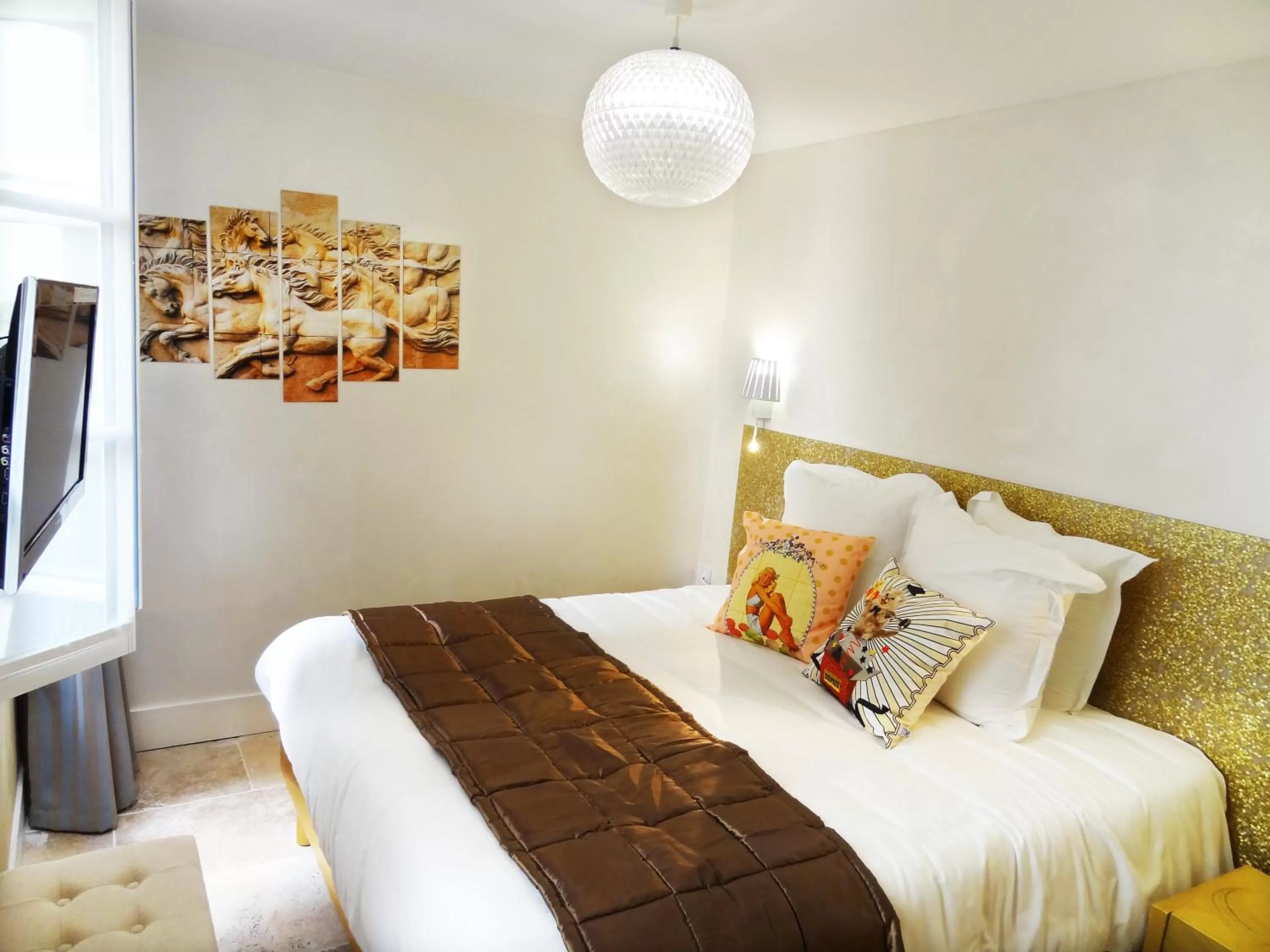 Bed in Le Pavillon Hotel