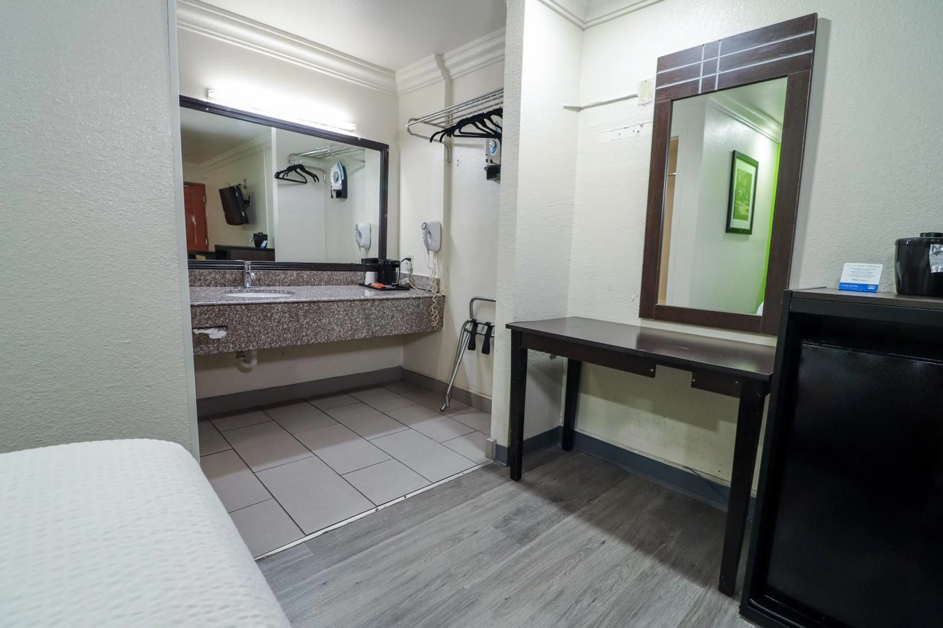 Bathroom, Bed in Rodeway Inn San Antonio Lackland AFB - SeaWorld