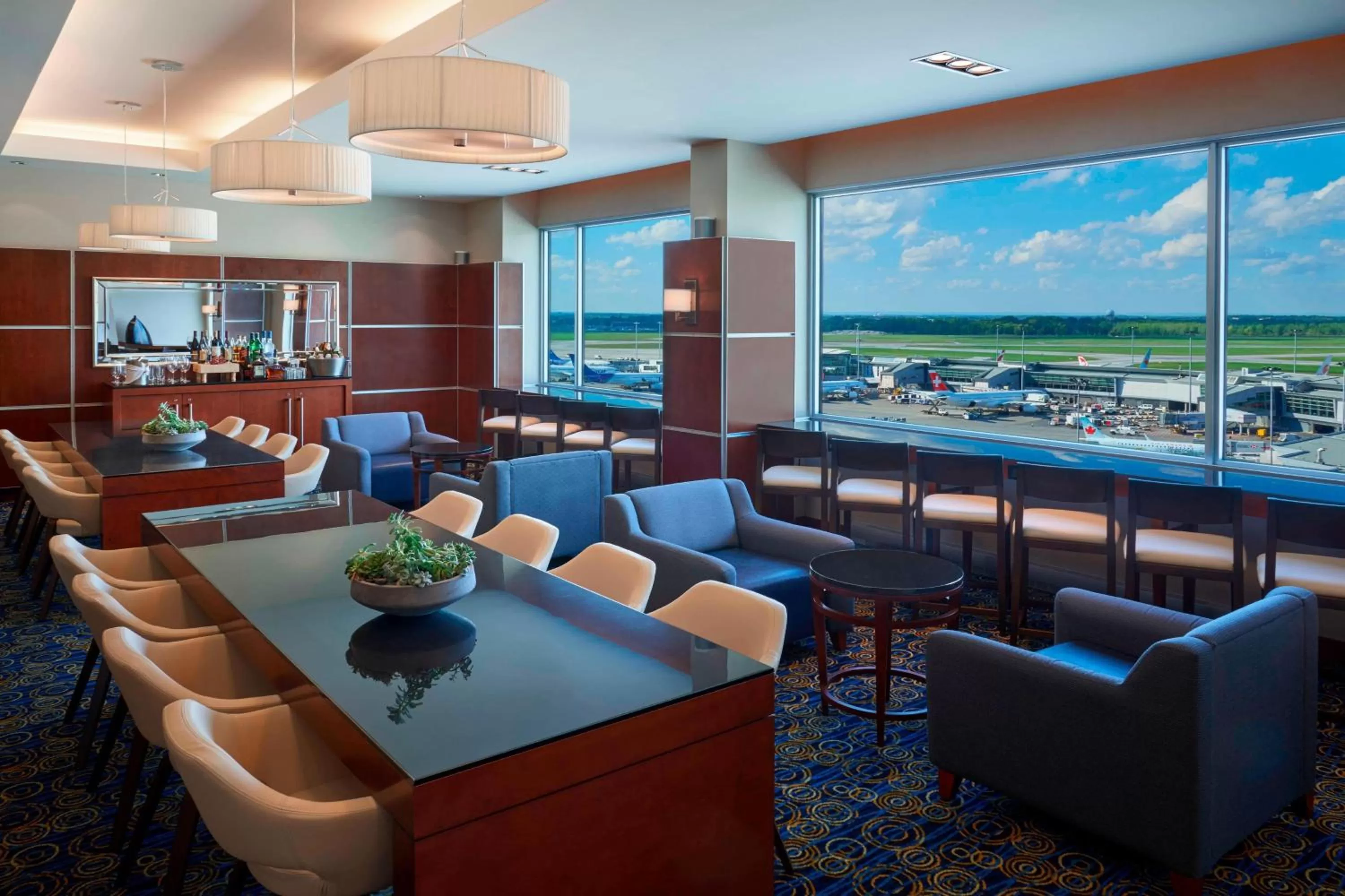 Lounge or bar in Marriott Montreal Airport In-Terminal Hotel