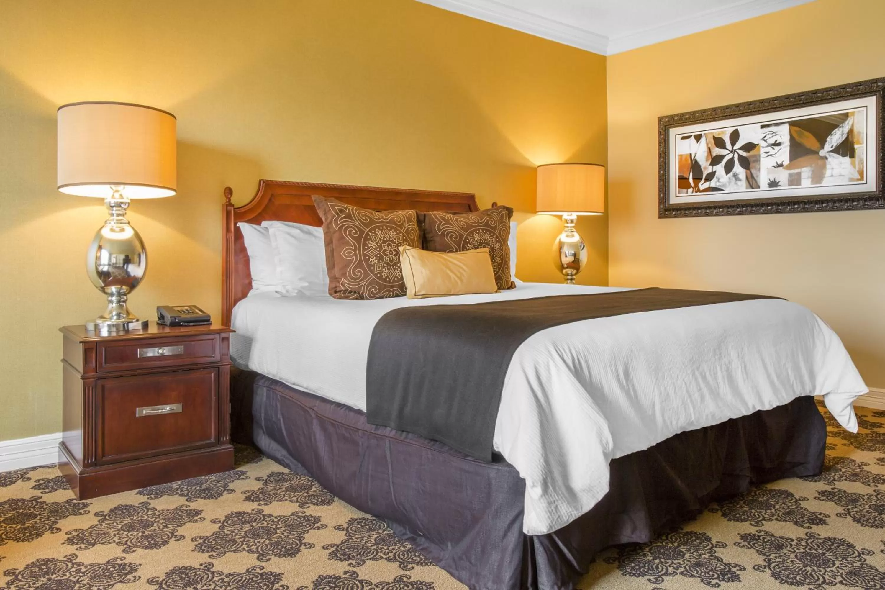 Bed in Omni Houston Hotel